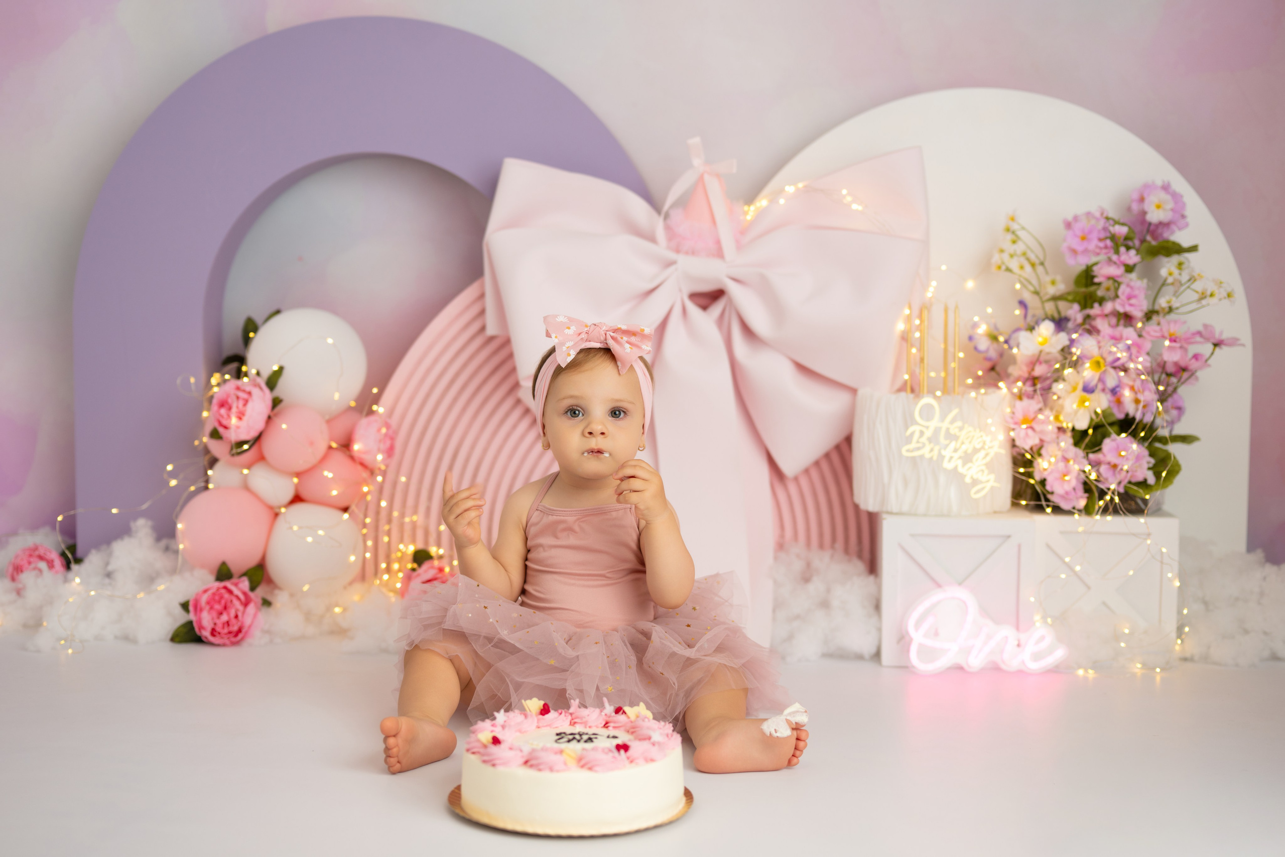 Smash the cake. Photographer Claudia Jidovineantu
