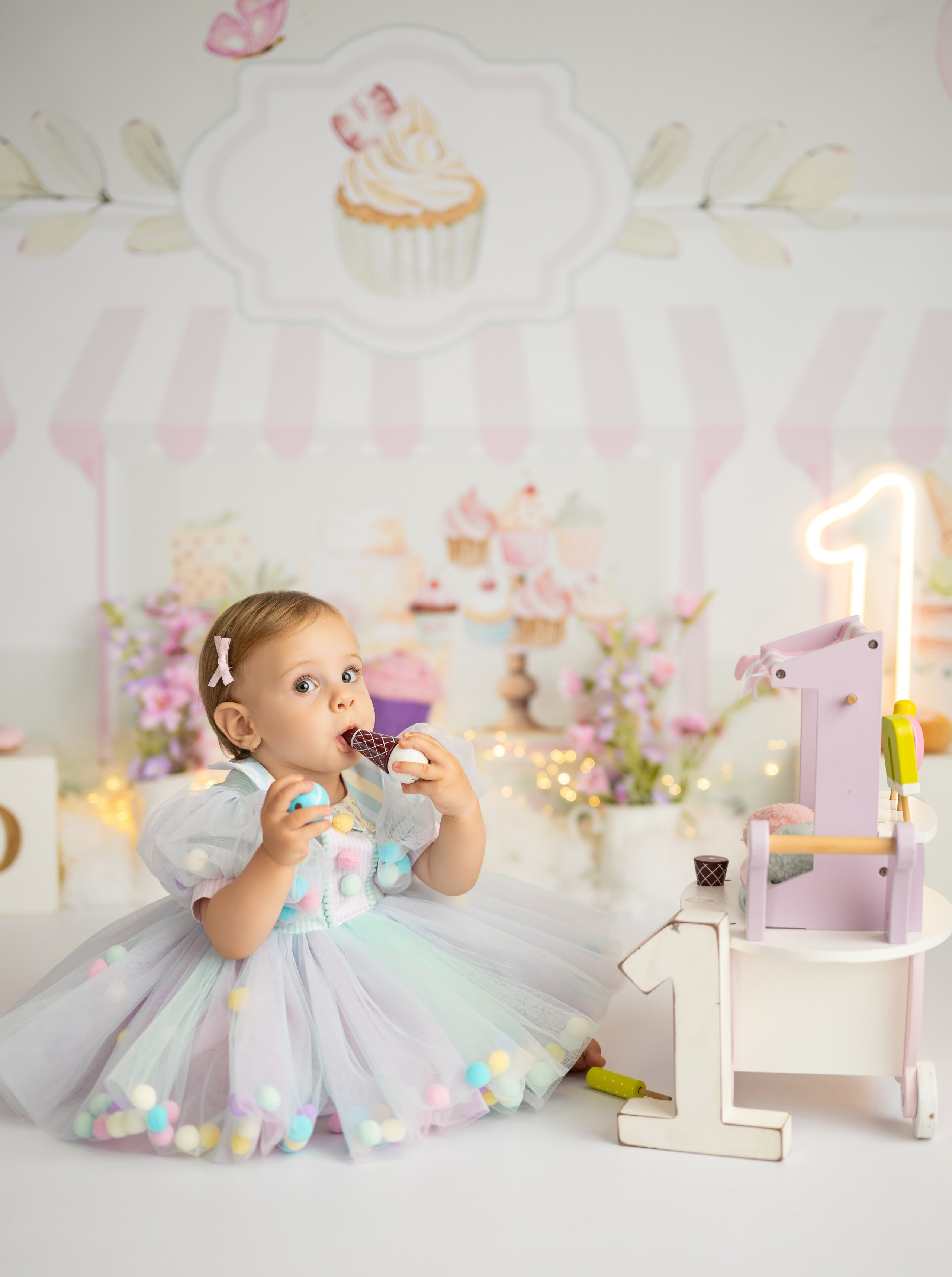 Smash the cake. Photographer Claudia Jidovineantu