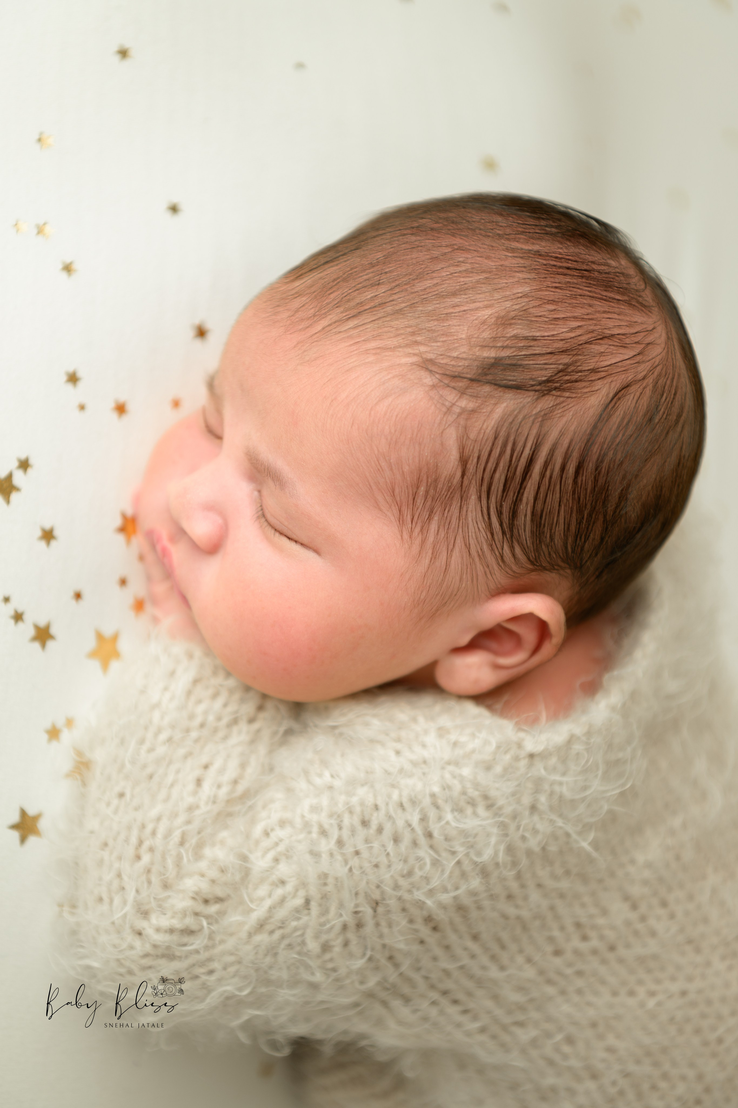 Best newborn photographer in Doha, Qatar. Best infant photoshoot in Doha, Qatar. Newborn photo session in Doha Qatar, baby, sitter, cake smash, pre-birthday, maternity, family photographer in Doha, Qatar