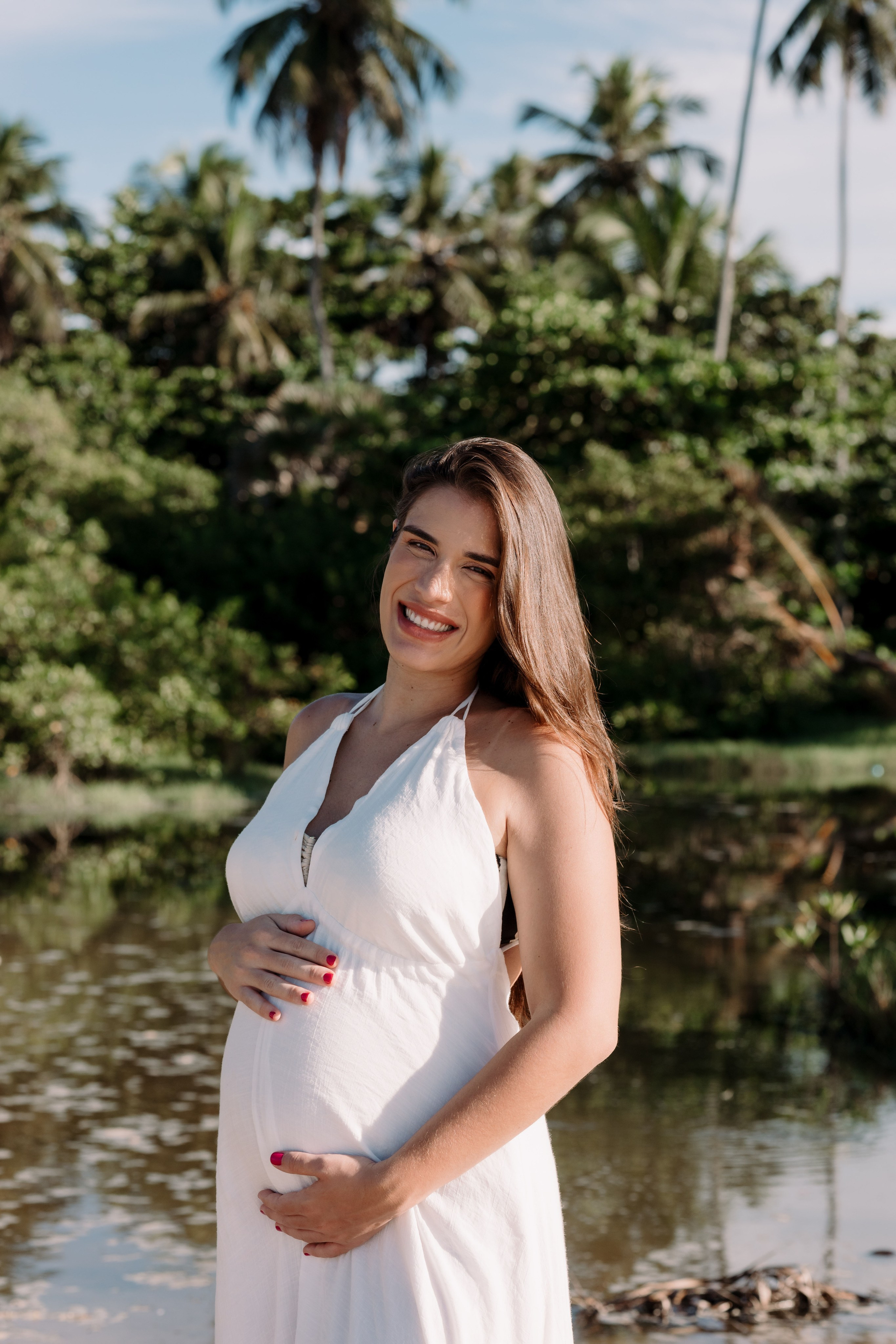 Gestante em ensaio ao amanhecer na praia