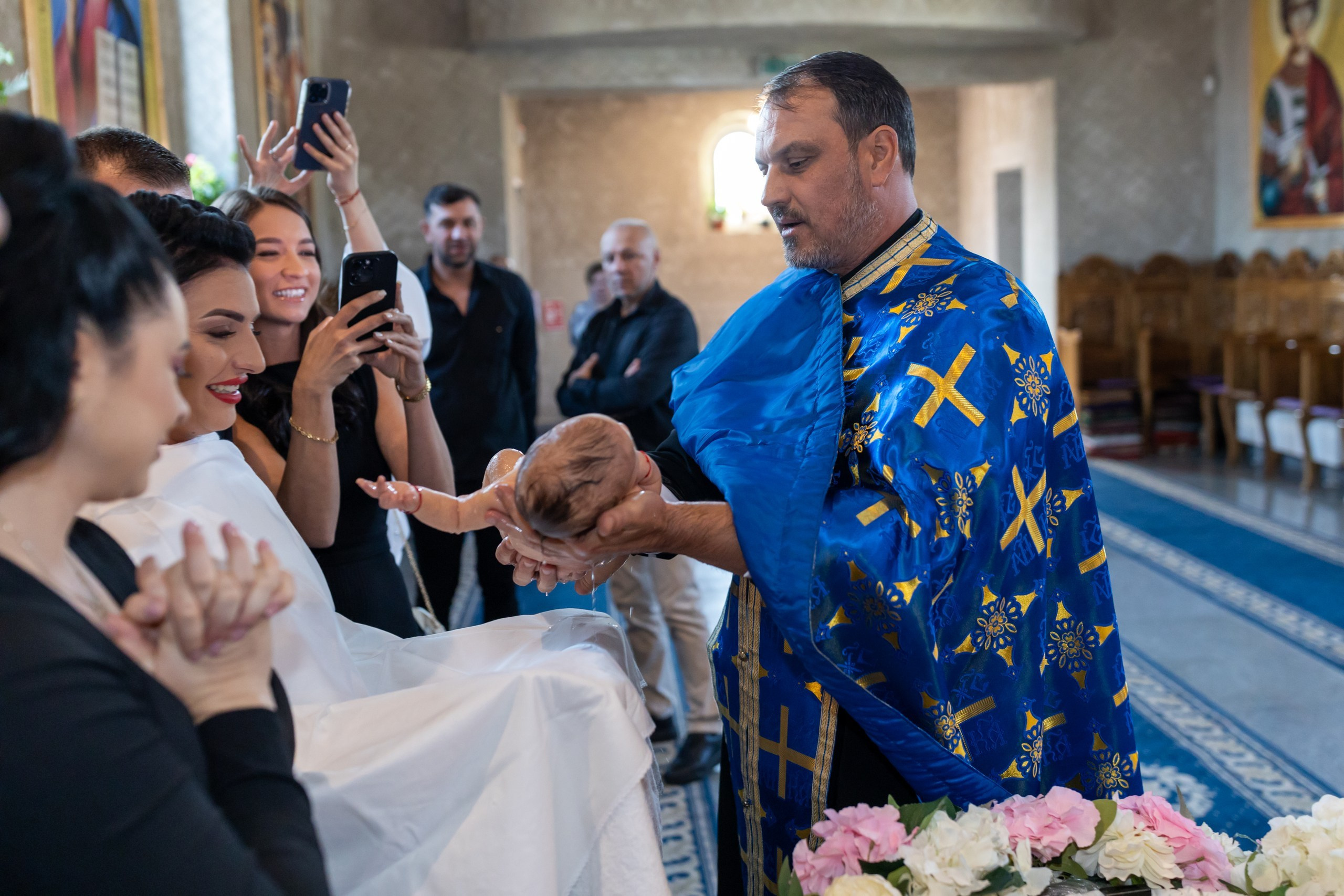 “Bebeluș botezat în biserică, ținut în brațe de nași” • “Detaliu cu lumânarea de botez decorată cu flori albe” • “Părinți emoționați alături de copilul lor la ceremonia de botez” • “Masa festivă de botez cu decor tematic și tort personalizat” • “Momentul în care preotul toarnă apă sfințită pe fruntea bebelușului” “Bebeluș în rochie albă de botez, zâmbind în brațele mamei” • “Detaliu cu cruciulița de botez așezată pe o pernă de satin” • “Părinți și nași aprinzând lumânările în timpul ceremoniei de botez” • “Tort de botez decorat cu figurine tematice și numele copilului” • “Copil botezat dormind liniștit în pătuțul decorat festiv” • “Momentul în care preotul binecuvântează copilul în fața altarului” • “Invitați adunându-se în jurul mesei festive la petrecerea de botez” • “Bebeluș ținând în mână o jucărie personalizată primită la botez” • “Familie fericită pozând împreună după ceremonia de botez” • “Decor tematic cu baloane și flori la locația petrecerii de botez” fotograf Botoșani fotograf evenimente fotograf botez Alin Chirila fotograf alinofotostudio,- Preotul ținându-l pe micuțul Mathias Gabriel la botez, în biserica Înălțarea Domnului, Copălău - Detalii de la botezul lui Mathias – lumânare, trusou și icoană - Familia lui Mathias Gabriel alături de micuț, în ziua botezului - Portret emoționant cu mama și bebelușul în brațe, în biserică,fotograf profesionist evenimente Botoșani, Iași, Suceava, Fălticeni, Bacău, Pașcani, Roman - AlinoFotoStudio by Alin Chirilă - servicii foto nuntă, botez, cununie, ședințe foto creative, albume personalizate, fotografii emoționante și calitative pentru cele mai importante momente din viață,fotograf nuntă Botoșani Alin Chirilă, ședință foto botez Iași - AlinoFotoStudio, servicii fotograf profesionist evenimente Suceava, fotograf cununie civilă Fălticeni - Alin Chirilă, album foto nuntă personalizat Bacău.“Bebeluș botezat în biserică, ținut în brațe de nași” • “Detaliu cu lumânarea de botez decorată cu flori albe” • “Părinți emoționați alături de copilul lor la ceremonia de botez” • “Masa festivă de botez cu decor tematic și tort personalizat” • “Momentul în care preotul toarnă apă sfințită pe fruntea bebelușului” “Bebeluș în rochie albă de botez, zâmbind în brațele mamei” • “Detaliu cu cruciulița de botez așezată pe o pernă de satin” • “Părinți și nași aprinzând lumânările în timpul ceremoniei de botez” • “Tort de botez decorat cu figurine tematice și numele copilului” • “Copil botezat dormind liniștit în pătuțul decorat festiv” • “Momentul în care preotul binecuvântează copilul în fața altarului” • “Invitați adunându-se în jurul mesei festive la petrecerea de botez” • “Bebeluș ținând în mână o jucărie personalizată primită la botez” • “Familie fericită pozând împreună după ceremonia de botez” • “Decor tematic cu baloane și flori la locația petrecerii de botez” fotograf Botoșani fotograf evenimente fotograf botez Alin Chirila fotograf alinofotostudio.fotograf botez Amelis Maria, fotografie botez Botoșani, fotograf Alin Chirilă, amintiri botez, fotografii botez, botez Amelis Maria, fotograf copii, fotografie botez în Botoșani,