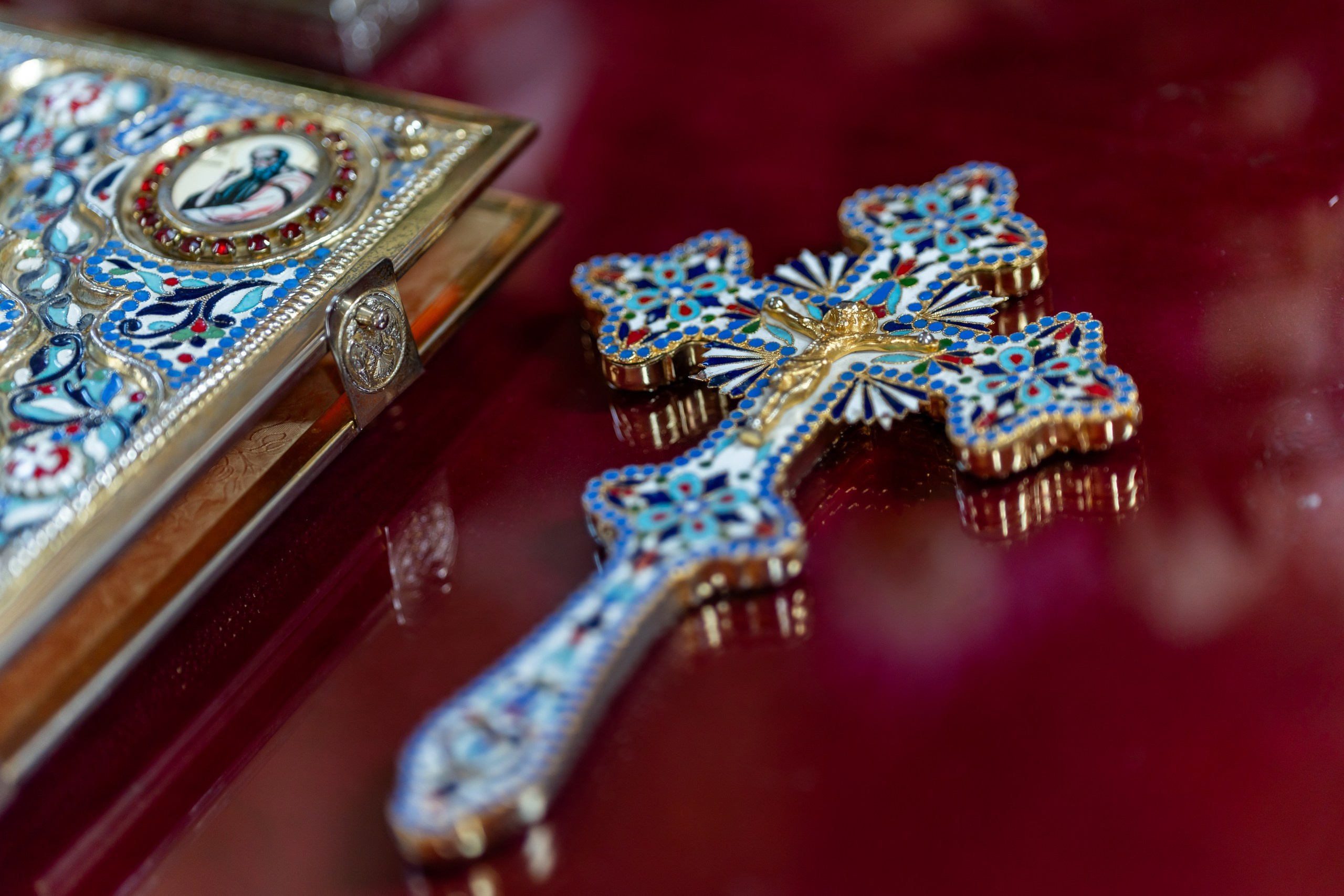 - Preotul ținându-l pe micuțul Mathias Gabriel la botez, în biserica Înălțarea Domnului, Copălău  - Detalii de la botezul lui Mathias – lumânare, trusou și icoană  - Familia lui Mathias Gabriel alături de micuț, în ziua botezului  - Portret emoționant cu mama și bebelușul în brațe, în biserică,fotograf profesionist evenimente Botoșani, Iași, Suceava, Fălticeni, Bacău, Pașcani, Roman - AlinoFotoStudio by Alin Chirilă - servicii foto nuntă, botez, cununie, ședințe foto creative, albume personalizate, fotografii emoționante și calitative pentru cele mai importante momente din viață,fotograf nuntă Botoșani Alin Chirilă,  ședință foto botez Iași - AlinoFotoStudio,  servicii fotograf profesionist evenimente Suceava,  fotograf cununie civilă Fălticeni - Alin Chirilă,  album foto nuntă personalizat Bacău.“Bebeluș botezat în biserică, ținut în brațe de nași”	•	“Detaliu cu lumânarea de botez decorată cu flori albe”	•	“Părinți emoționați alături de copilul lor la ceremonia de botez”	•	“Masa festivă de botez cu decor tematic și tort personalizat”	•	“Momentul în care preotul toarnă apă sfințită pe fruntea bebelușului”	“Bebeluș în rochie albă de botez, zâmbind în brațele mamei”	•	“Detaliu cu cruciulița de botez așezată pe o pernă de satin”	•	“Părinți și nași aprinzând lumânările în timpul ceremoniei de botez”	•	“Tort de botez decorat cu figurine tematice și numele copilului”	•	“Copil botezat dormind liniștit în pătuțul decorat festiv”	•	“Momentul în care preotul binecuvântează copilul în fața altarului”	•	“Invitați adunându-se în jurul mesei festive la petrecerea de botez”	•	“Bebeluș ținând în mână o jucărie personalizată primită la botez”	•	“Familie fericită pozând împreună după ceremonia de botez”	•	“Decor tematic cu baloane și flori la locația petrecerii de botez” fotograf Botoșani fotograf evenimente fotograf botez Alin Chirila fotograf alinofotostudio.fotograf botez Amelis Maria, fotografie botez Botoșani, fotograf Alin Chirilă, amintiri botez, fotografii botez, botez Amelis Maria, fotograf copii, fotografie botez în Botoșani,