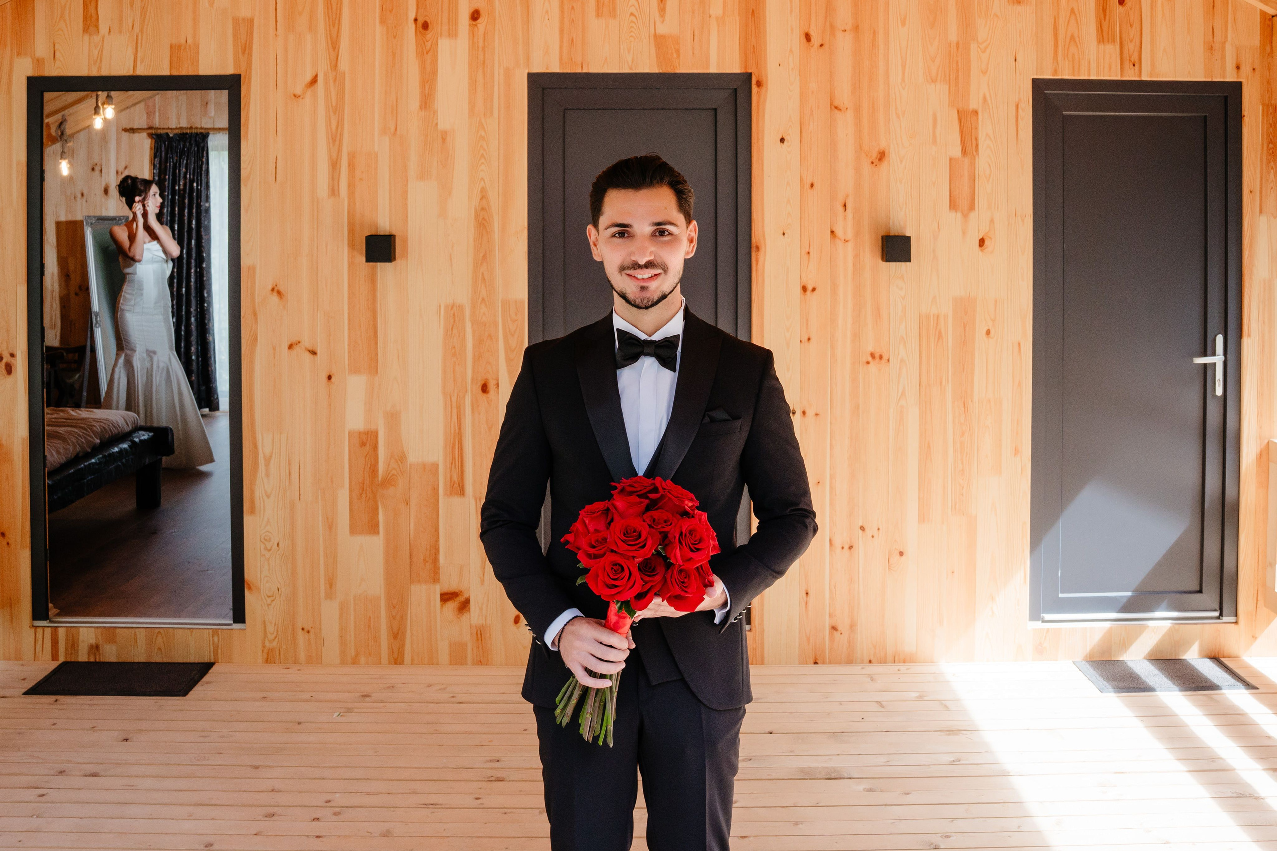 Mirele purtând un costum negru elegant la Cabana Masiv, județul Bacău.