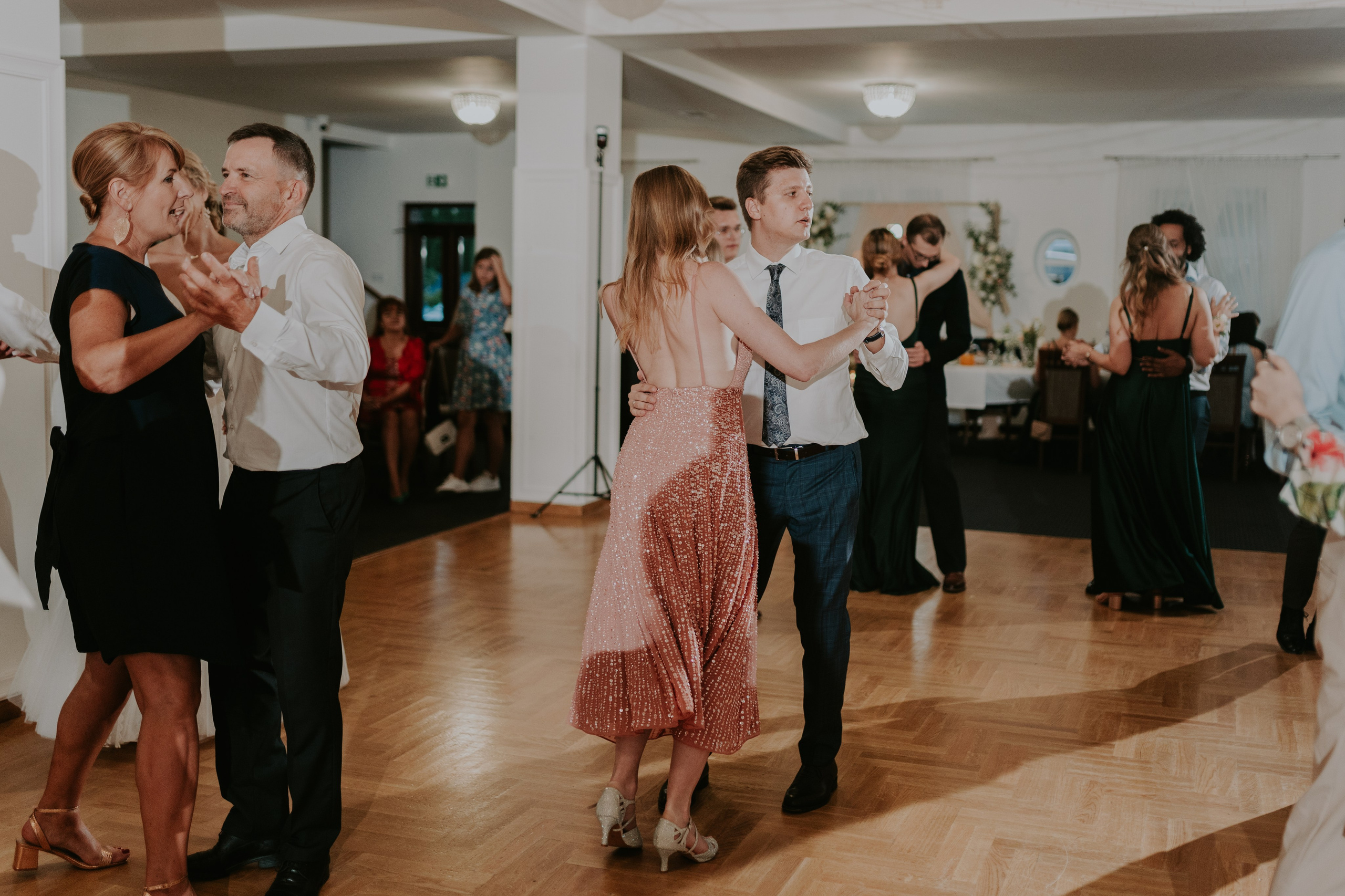 Dwór Wierzbno: plenerowy ślub pod wierzbą. Karkowskafoto - fotografia miłości