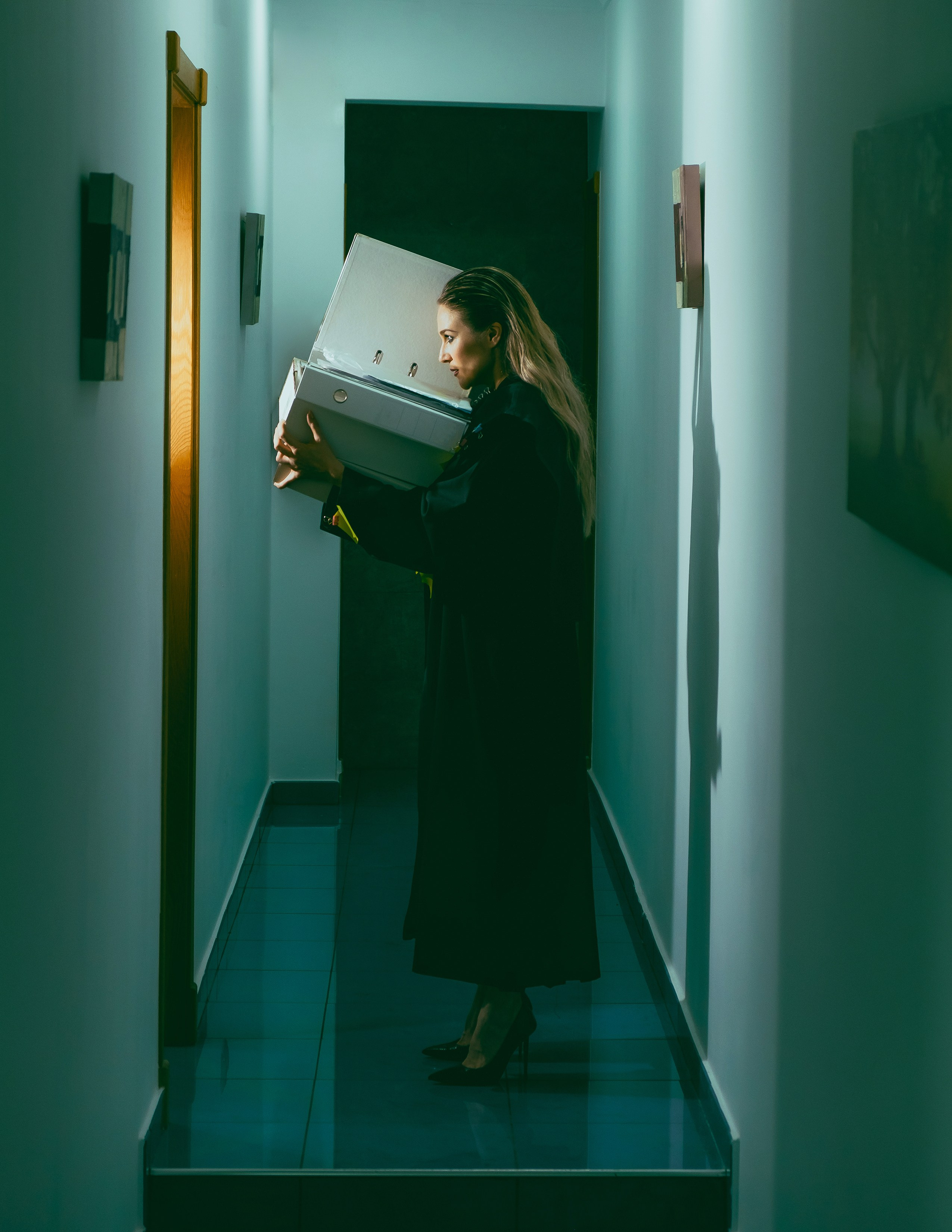 Креативная фотосессия адвоката в офисе в Аликанте, Торревьеха