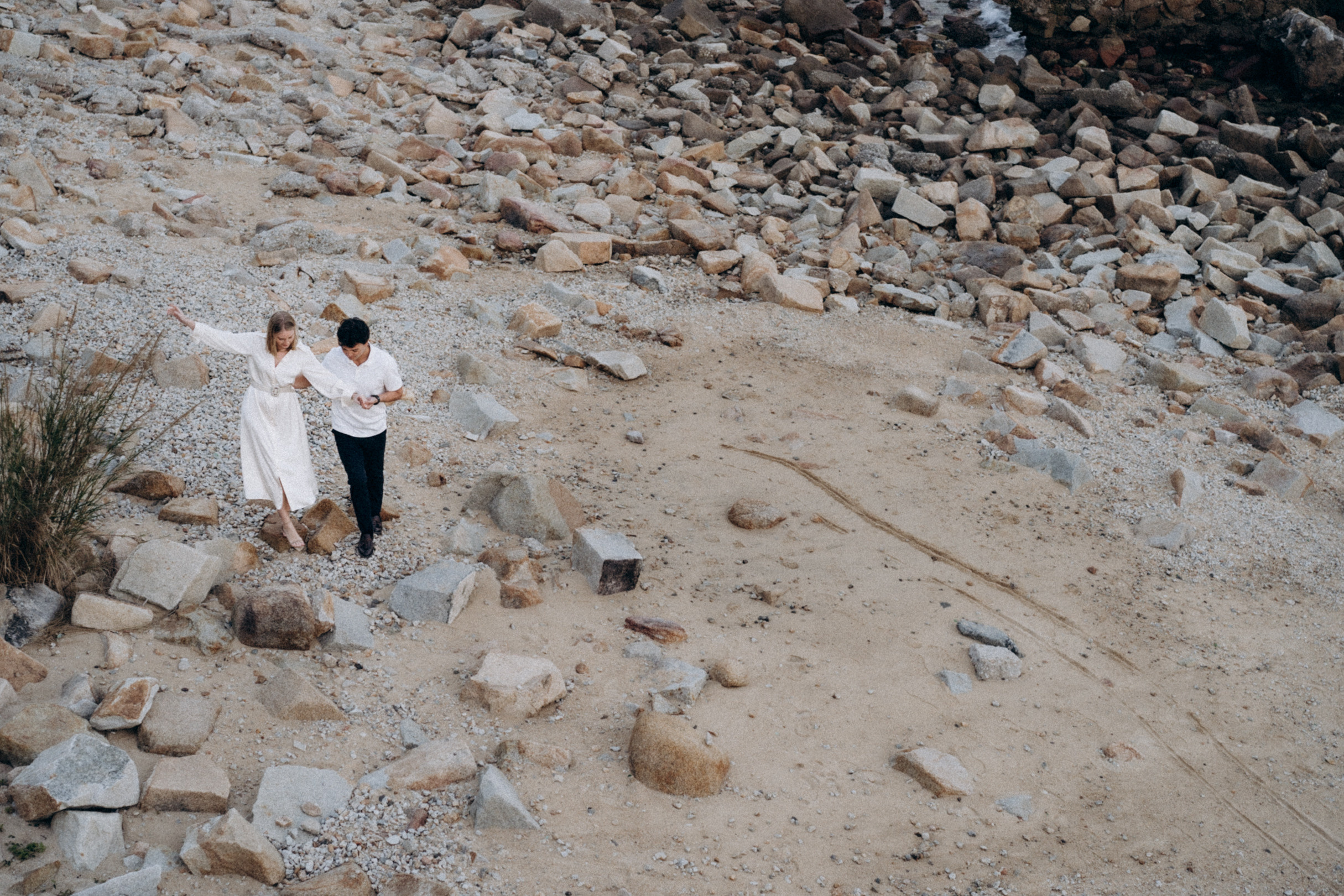 Golden Hour Romance: Hong Kong Mountain Field Engagement. Evgeniia Pavlova Photography