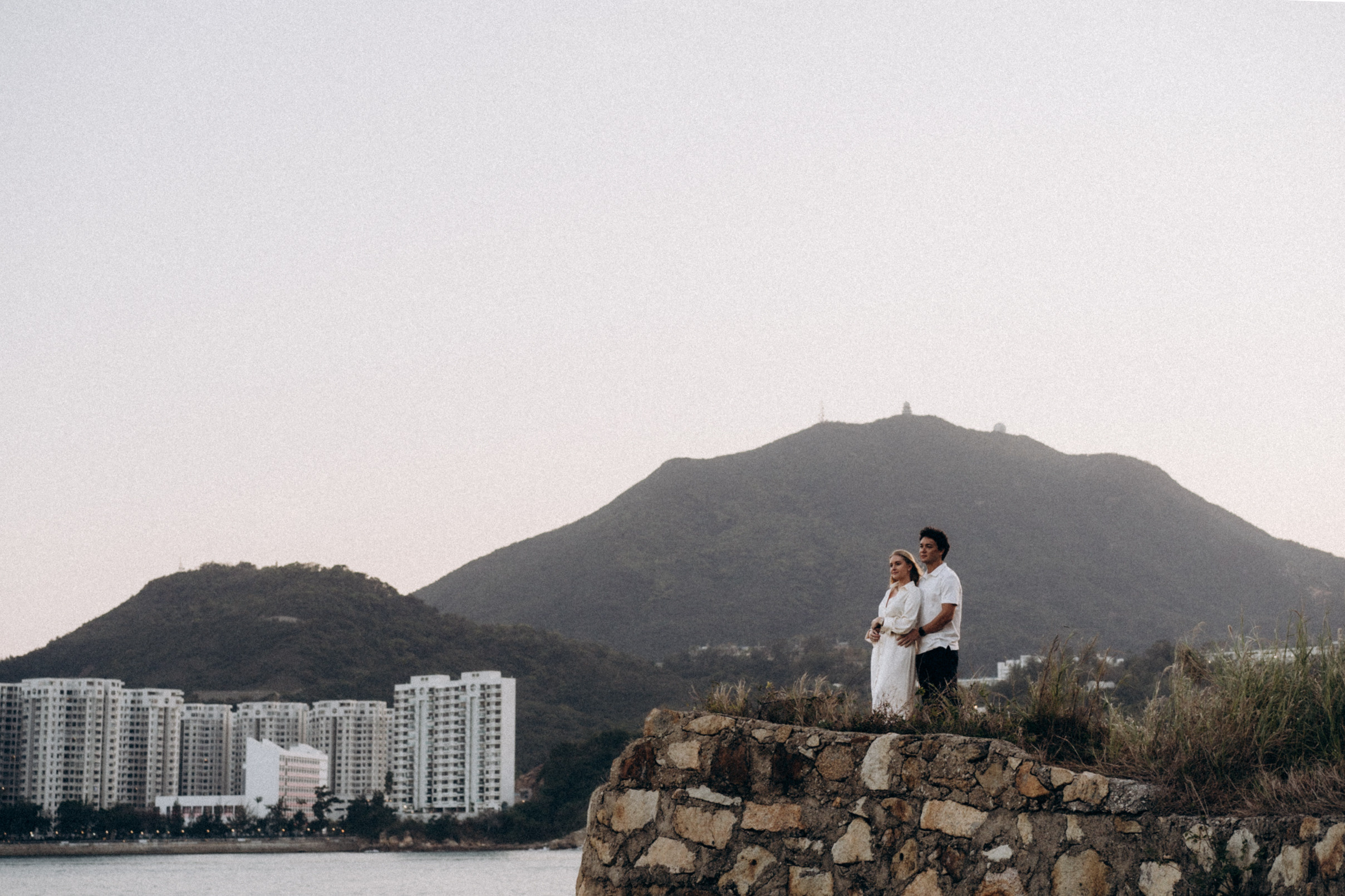 Golden Hour Romance: Hong Kong Mountain Field Engagement. Evgeniia Pavlova Photography