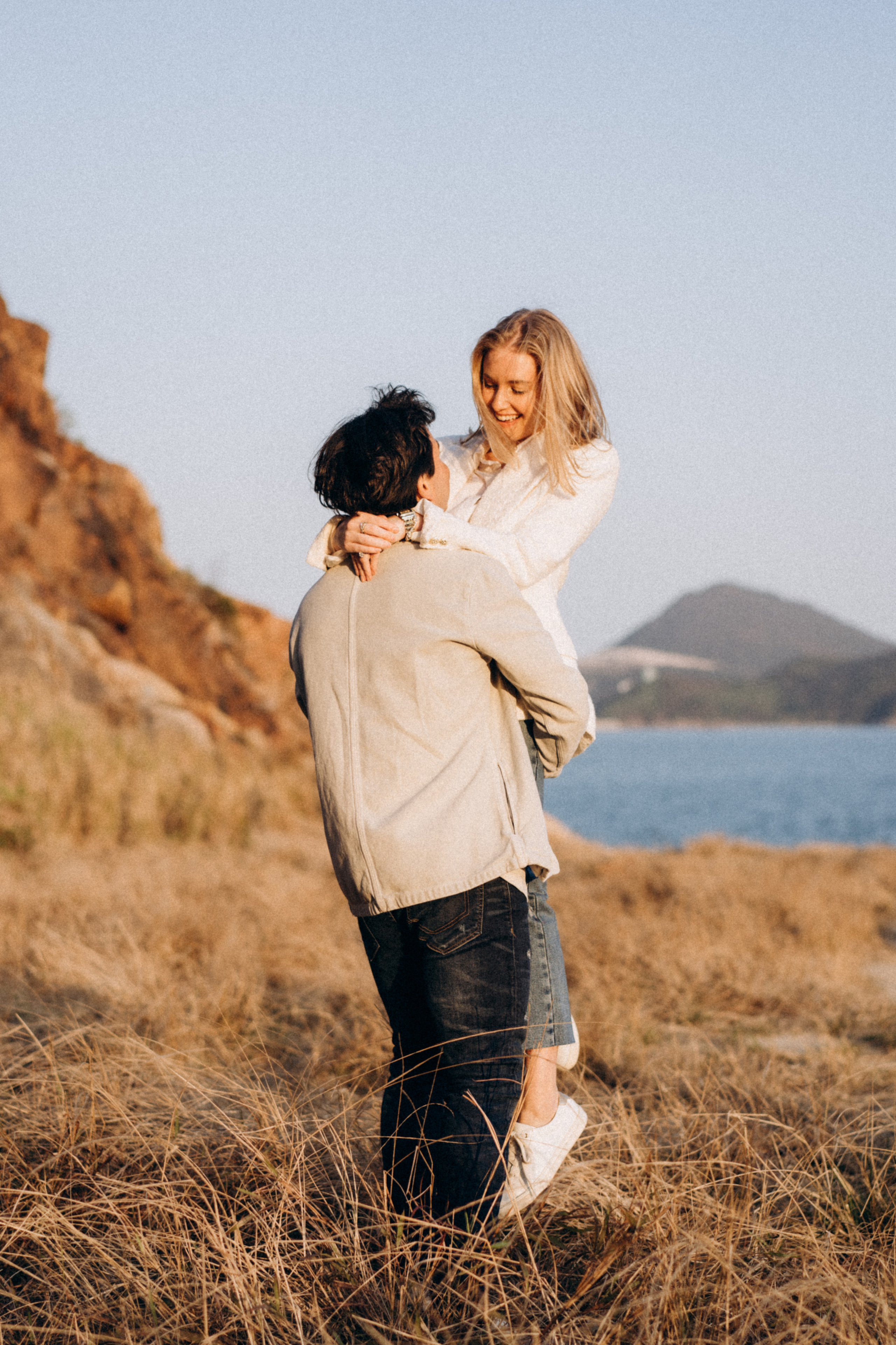 Golden Hour Romance: Hong Kong Mountain Field Engagement. Evgeniia Pavlova Photography