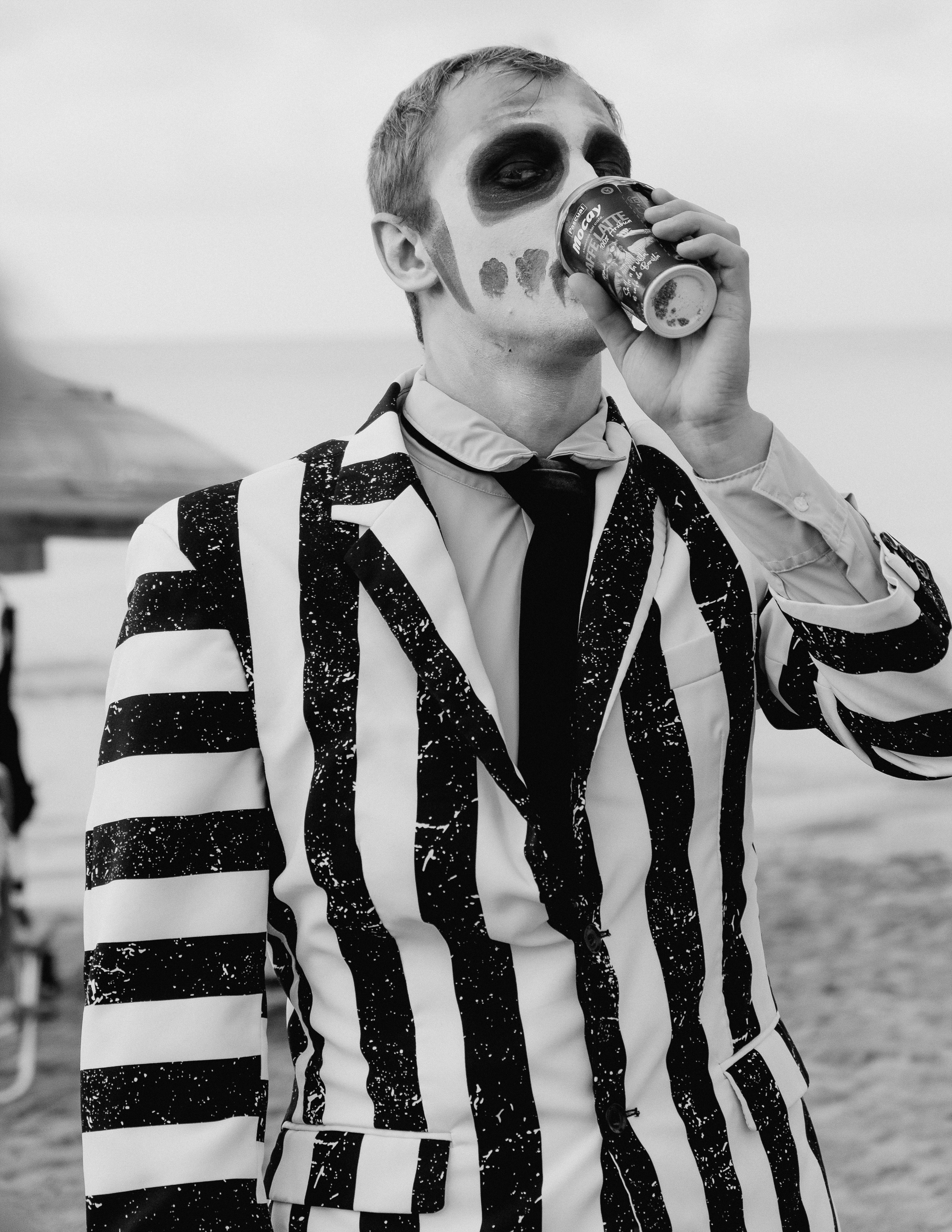 Beetlejuice на море: Экспериментальная фотосессия с цирковыми артистами — Фотограф Андрей Луковников