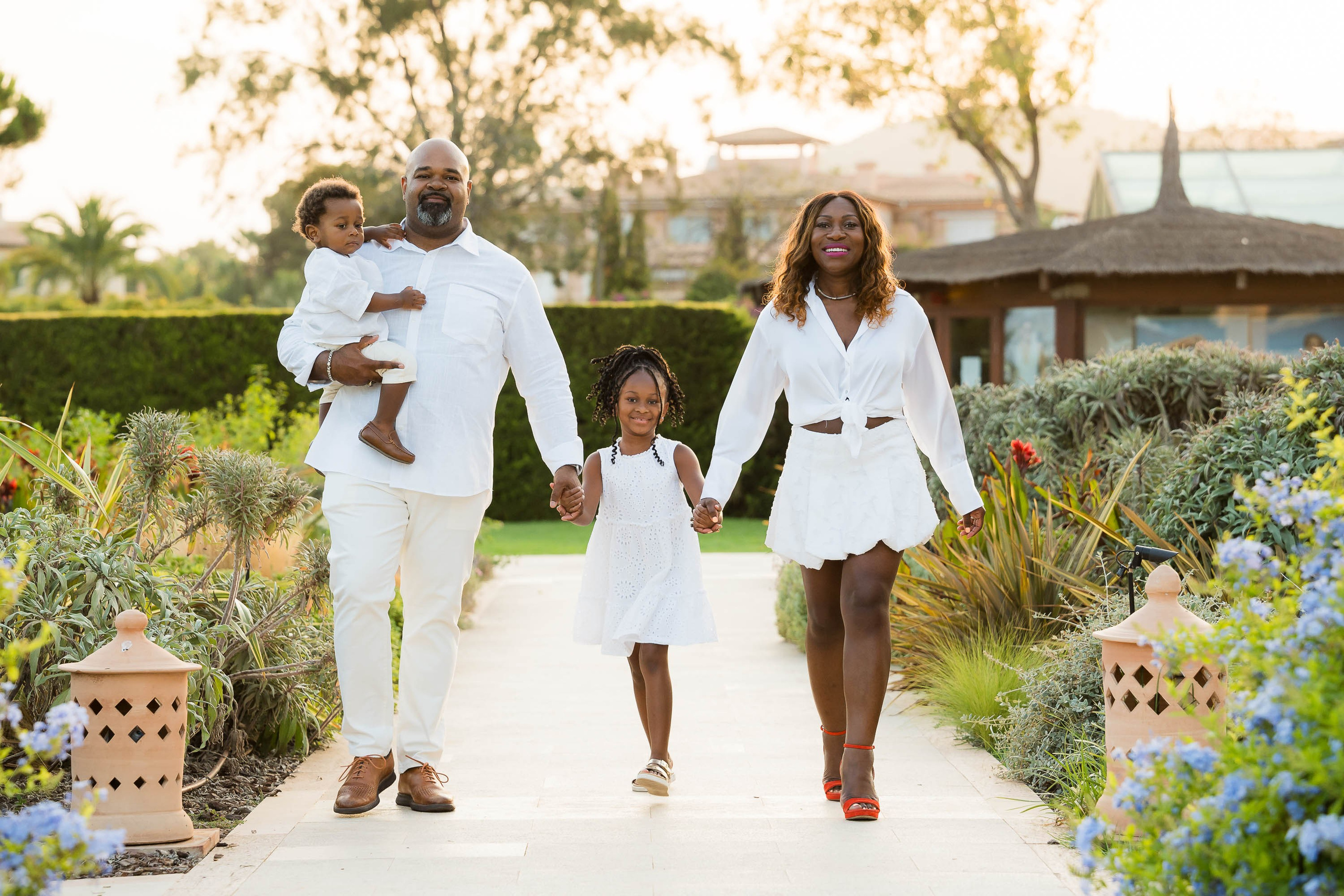 Glückliche Familienportraits im St. Regis Mardavall auf Mallorca