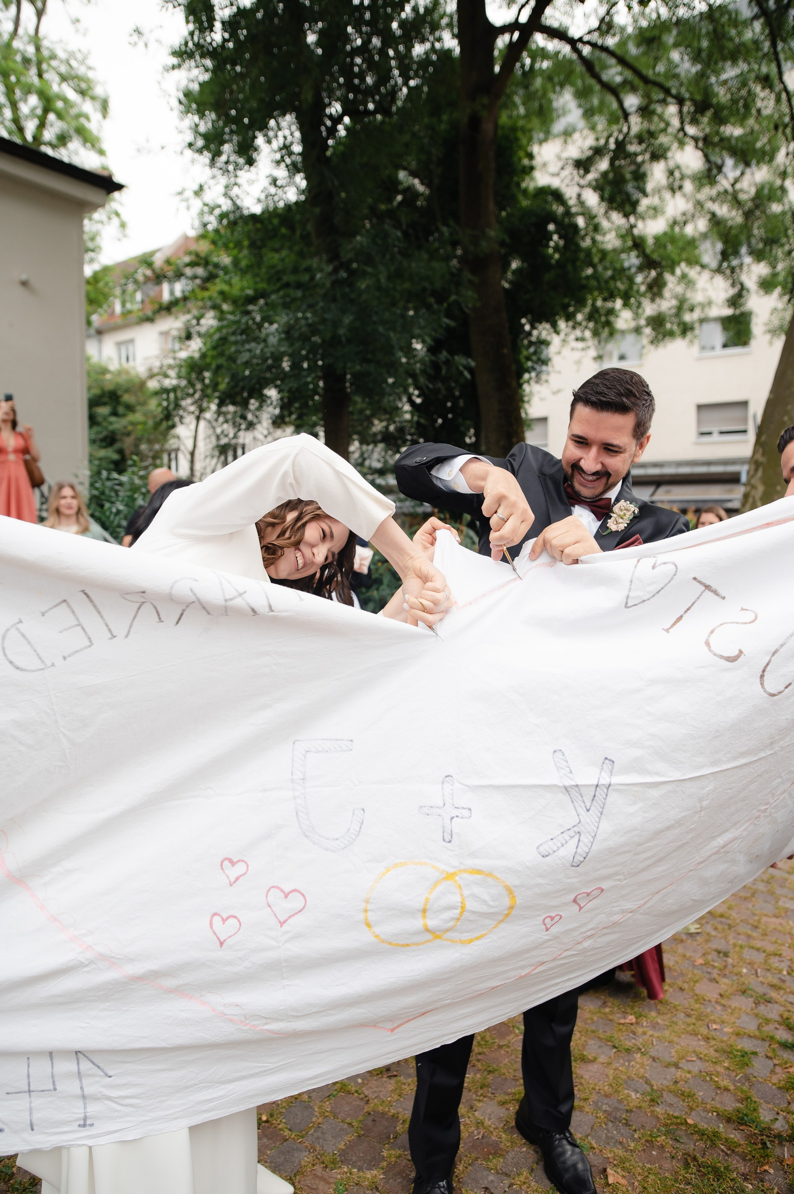 Brautpaar zerschneidet ein Herz