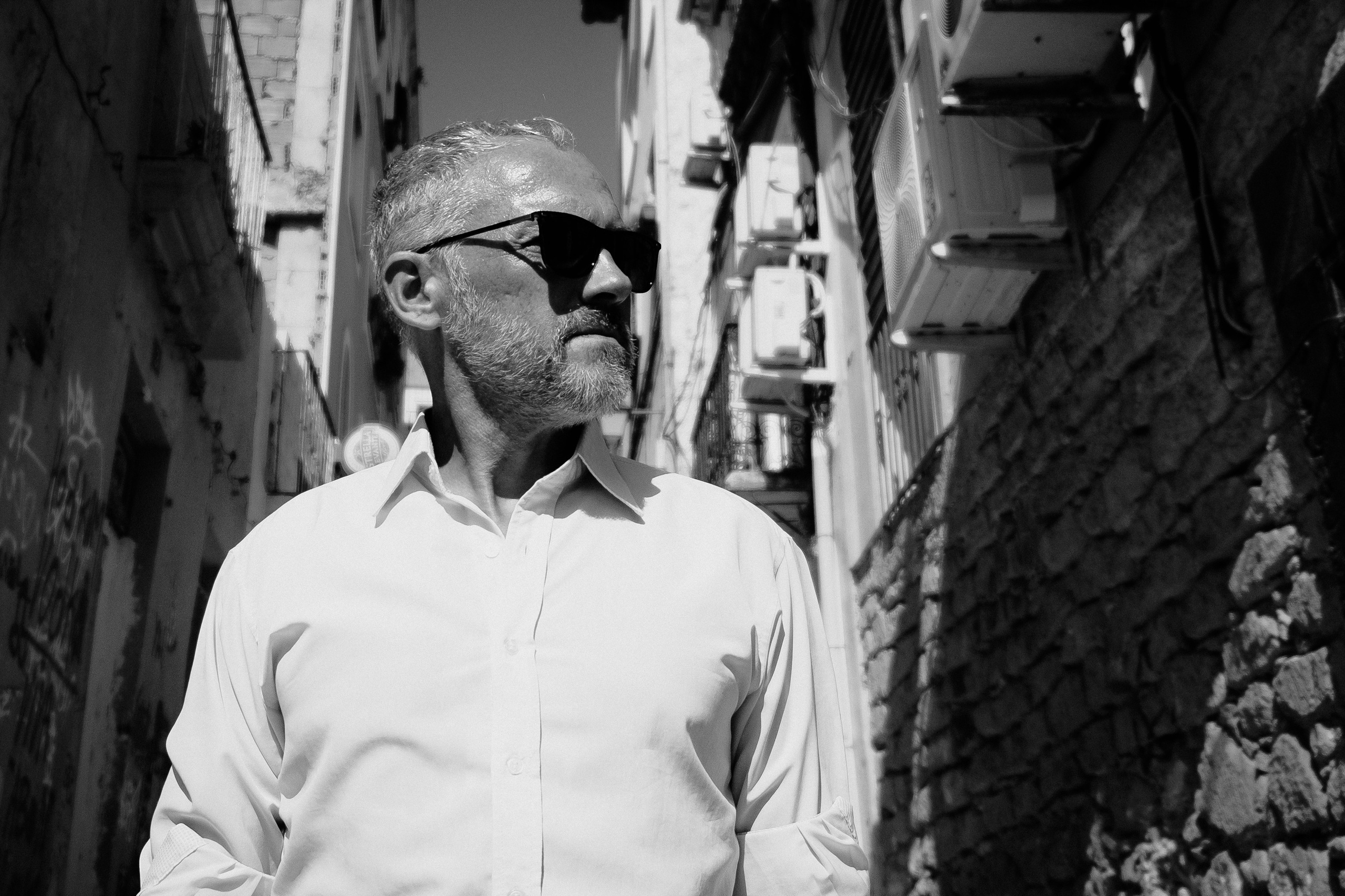 Портретная фотосессия музыканта Robert Skarsbakk в старом городе Аликанте для обложки альбома — Фотограф Андрей Луковников