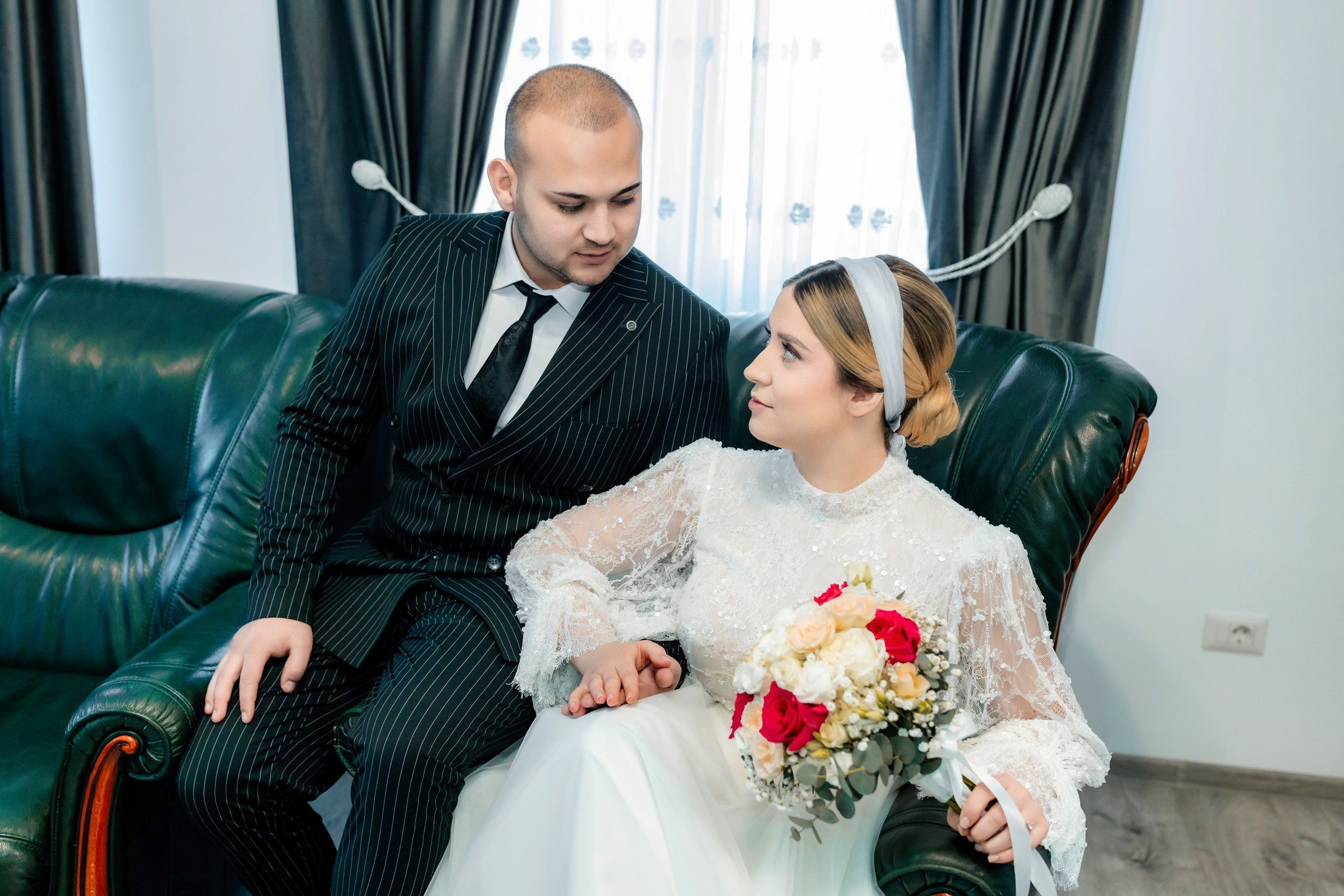 Fotograf nuntă Târgu Neamț – Samuel și Roxana, fotografie autentică realizată de AlinoFotoStudio 2. Fotograf nuntă Iași, Bacău, Suceava și Botoșani – Alin Chirilă surprinzând momente reale de nuntă 3. Fotografie de nuntă cu emoție și credință – AlinoFotoStudio, fotograf povestitor 4. Fotograf profesionist nuntă în Moldova – cadre naturale și pline de emoție 5. Alin Chirilă fotograf nuntă – poveste reală surprinsă prin fotografie 6. Fotograf nuntă cu stil documentar – momente autentice din ziua nunții Pregătiri mireasă acasă – fotografie naturală realizată de Alin Chirilă fotograf nuntă 8. Detalii din ziua nunții – fotograf nuntă Iași și Botoșani, AlinoFotoStudio 9. Emoții din dimineața nunții – fotograf profesionist Moldova 10. Cadre autentice din pregătiri – fotograf nuntă Suceava și Bacău Ceremonie religioasă nuntă – moment emoționant surprins de fotograf Alin Chirilă 12. Nuntă cu valori creștine – fotografie din biserică realizată cu discreție 13. Rugăciune și emoție în ziua nunții – fotograf nuntă Târgu Neamț 14. Legământ în fața lui Dumnezeu – fotografie de nuntă autentică 15. Fotograf nuntă biserică – momente sincere și pline de semnificație Petrecere de nuntă – cadre naturale realizate de AlinoFotoStudio 17. Bucurie și dans la nuntă – fotograf nuntă Iași și împrejurimi 18. Momente autentice de la restaurant – fotograf nuntă Bacău Suceava 19. Atmosferă de nuntă surprinsă discret – Alin Chirilă fotograf -AlinoFotoStudio – fotograf nuntă cu abordare naturală și emoțională 21. Alin Chirilă fotograf – povestitor prin fotografie de nuntă 22. Fotograf nuntă în Moldova – stil documentar și autentic 23. Fotografie de nuntă sinceră și elegantă – AlinoFotoStudio- Fotograf nuntă Iași Bacău Suceava Botoșani – Alin Chirilă AlinoFotoStudio 26. Fotograf nuntă Târgu Neamț și Moldova – fotografie profesională de eveniment 27. Fotograf nuntă cu valori creștine și stil documentar – AlinoFotoStudio - Alin Chirilă – AlinoFotoStudio Fotograf nuntă Iași • Bacău • Suceava • Botoșani - Samuel & Roxana, Târgu Neamț -Momente reale, trăite sincer și păstrate pentru totdeauna.