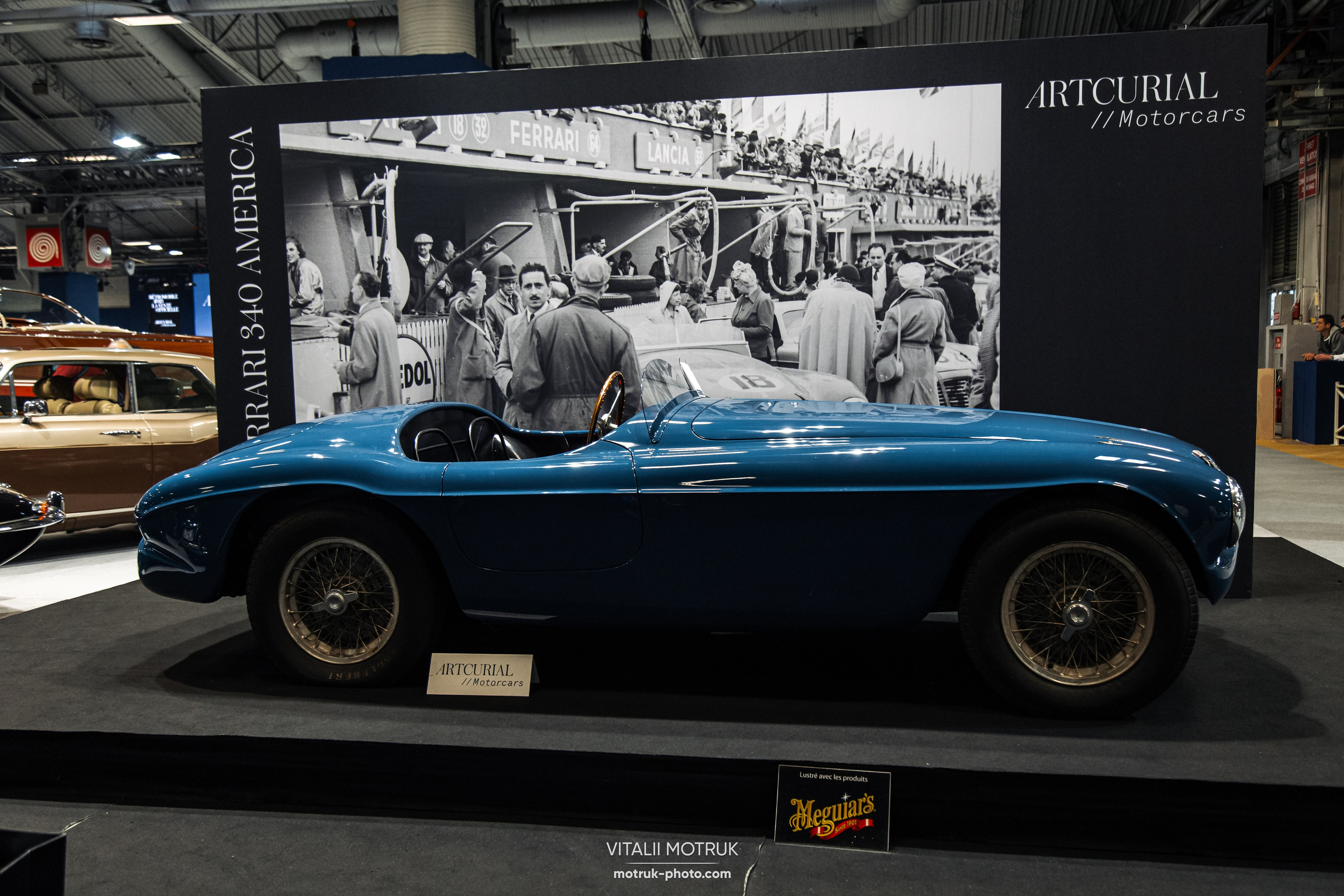 Retromobile 2023. Photographe de voitures à Paris — Vitalii Motruk