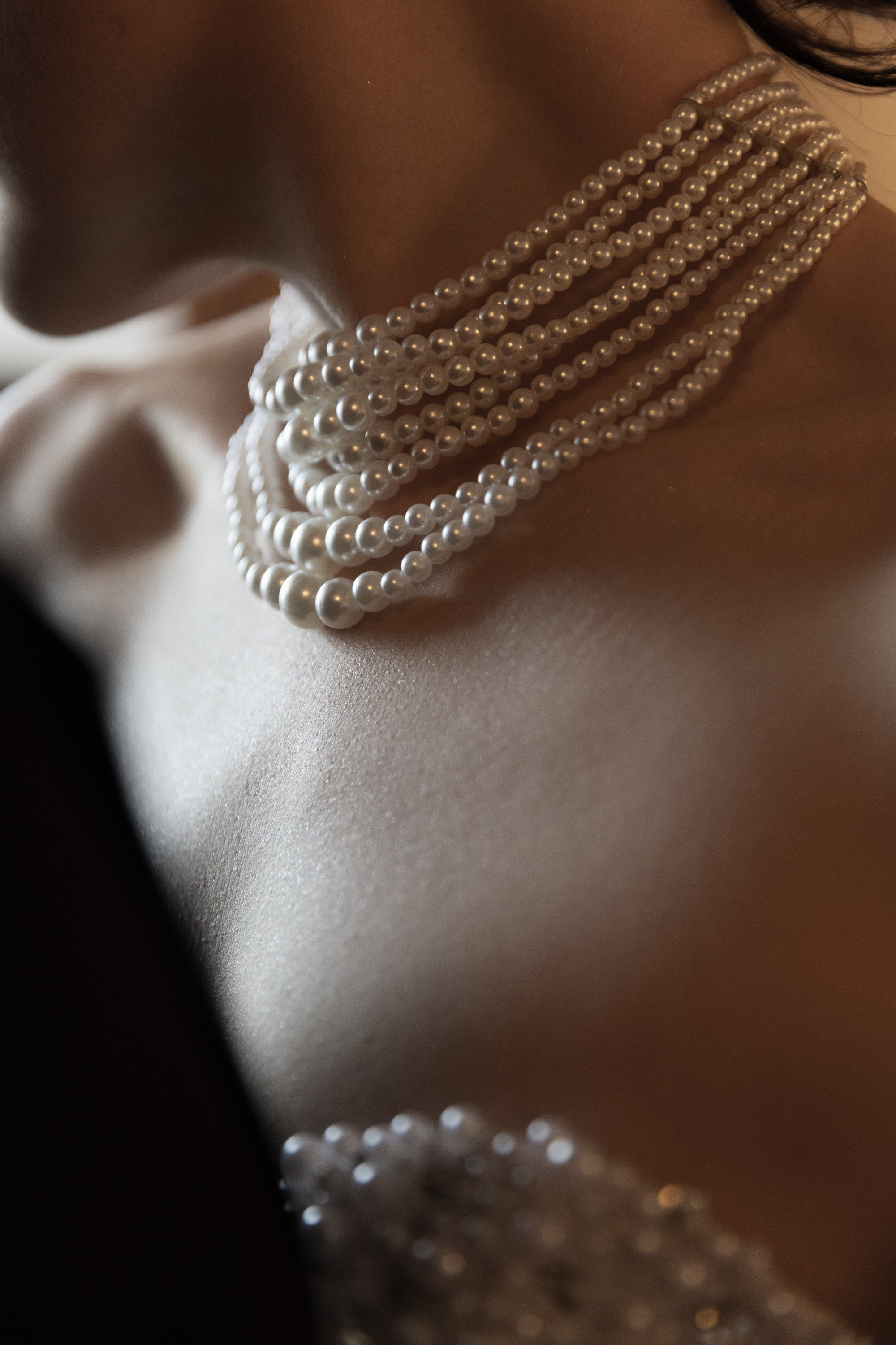 Perlen‑Choker Nahaufnahme, elegante Hochzeitsdetails.