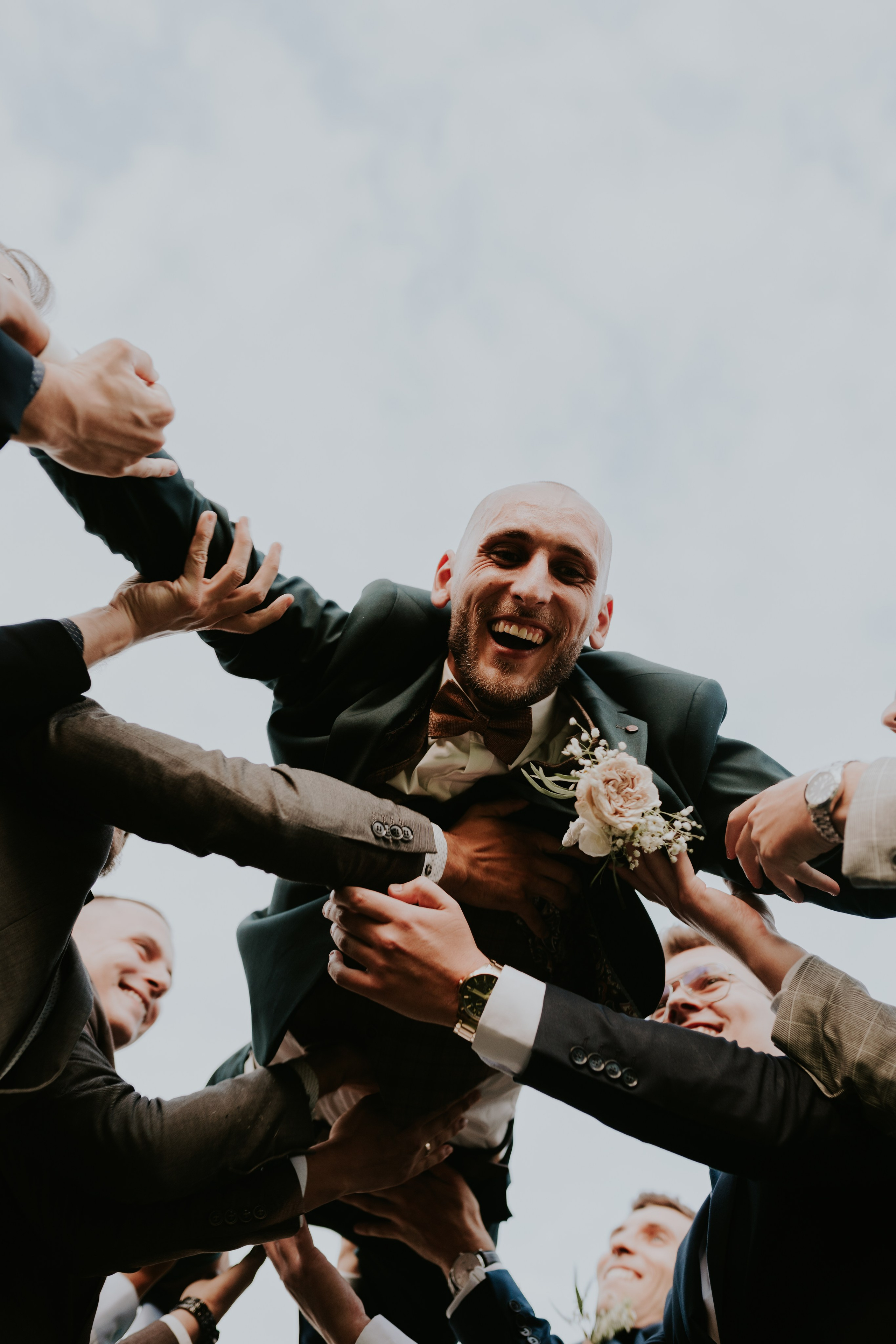 Dwór Wierzbno: plenerowy ślub pod wierzbą. Karkowskafoto - fotografia miłości