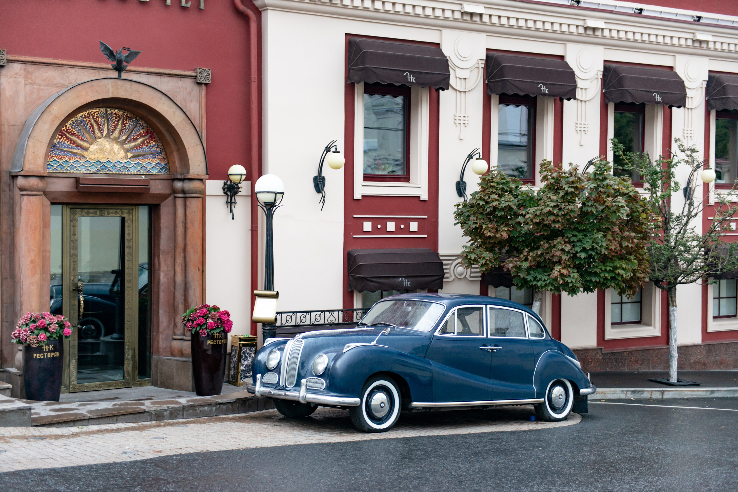 Красивая BMW 501 у ресторана Ноев Ковчег в Москве. ФОТОГРАФ МЕКСИКА КИНТАНА-РОО