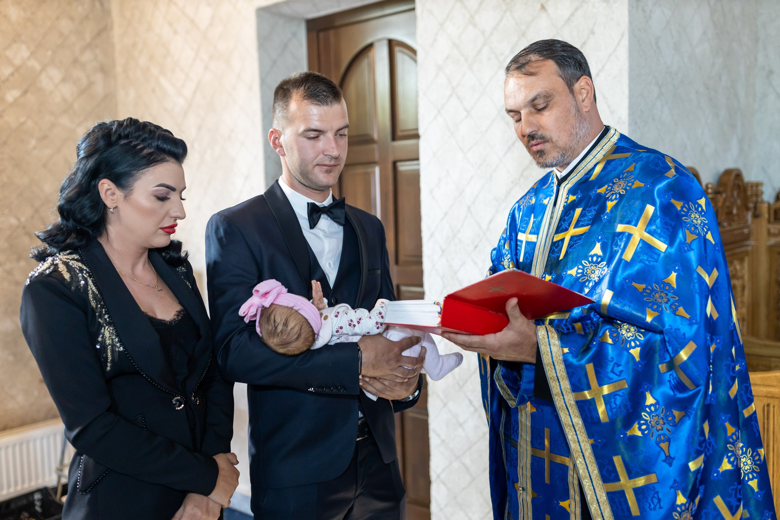 “Bebeluș botezat în biserică, ținut în brațe de nași” • “Detaliu cu lumânarea de botez decorată cu flori albe” • “Părinți emoționați alături de copilul lor la ceremonia de botez” • “Masa festivă de botez cu decor tematic și tort personalizat” • “Momentul în care preotul toarnă apă sfințită pe fruntea bebelușului” “Bebeluș în rochie albă de botez, zâmbind în brațele mamei” • “Detaliu cu cruciulița de botez așezată pe o pernă de satin” • “Părinți și nași aprinzând lumânările în timpul ceremoniei de botez” • “Tort de botez decorat cu figurine tematice și numele copilului” • “Copil botezat dormind liniștit în pătuțul decorat festiv” • “Momentul în care preotul binecuvântează copilul în fața altarului” • “Invitați adunându-se în jurul mesei festive la petrecerea de botez” • “Bebeluș ținând în mână o jucărie personalizată primită la botez” • “Familie fericită pozând împreună după ceremonia de botez” • “Decor tematic cu baloane și flori la locația petrecerii de botez” fotograf Botoșani fotograf evenimente fotograf botez Alin Chirila fotograf alinofotostudio,- Preotul ținându-l pe micuțul Mathias Gabriel la botez, în biserica Înălțarea Domnului, Copălău - Detalii de la botezul lui Mathias – lumânare, trusou și icoană - Familia lui Mathias Gabriel alături de micuț, în ziua botezului - Portret emoționant cu mama și bebelușul în brațe, în biserică,fotograf profesionist evenimente Botoșani, Iași, Suceava, Fălticeni, Bacău, Pașcani, Roman - AlinoFotoStudio by Alin Chirilă - servicii foto nuntă, botez, cununie, ședințe foto creative, albume personalizate, fotografii emoționante și calitative pentru cele mai importante momente din viață,fotograf nuntă Botoșani Alin Chirilă, ședință foto botez Iași - AlinoFotoStudio, servicii fotograf profesionist evenimente Suceava, fotograf cununie civilă Fălticeni - Alin Chirilă, album foto nuntă personalizat Bacău.“Bebeluș botezat în biserică, ținut în brațe de nași” • “Detaliu cu lumânarea de botez decorată cu flori albe” • “Părinți emoționați alături de copilul lor la ceremonia de botez” • “Masa festivă de botez cu decor tematic și tort personalizat” • “Momentul în care preotul toarnă apă sfințită pe fruntea bebelușului” “Bebeluș în rochie albă de botez, zâmbind în brațele mamei” • “Detaliu cu cruciulița de botez așezată pe o pernă de satin” • “Părinți și nași aprinzând lumânările în timpul ceremoniei de botez” • “Tort de botez decorat cu figurine tematice și numele copilului” • “Copil botezat dormind liniștit în pătuțul decorat festiv” • “Momentul în care preotul binecuvântează copilul în fața altarului” • “Invitați adunându-se în jurul mesei festive la petrecerea de botez” • “Bebeluș ținând în mână o jucărie personalizată primită la botez” • “Familie fericită pozând împreună după ceremonia de botez” • “Decor tematic cu baloane și flori la locația petrecerii de botez” fotograf Botoșani fotograf evenimente fotograf botez Alin Chirila fotograf alinofotostudio.fotograf botez Amelis Maria, fotografie botez Botoșani, fotograf Alin Chirilă, amintiri botez, fotografii botez, botez Amelis Maria, fotograf copii, fotografie botez în Botoșani,