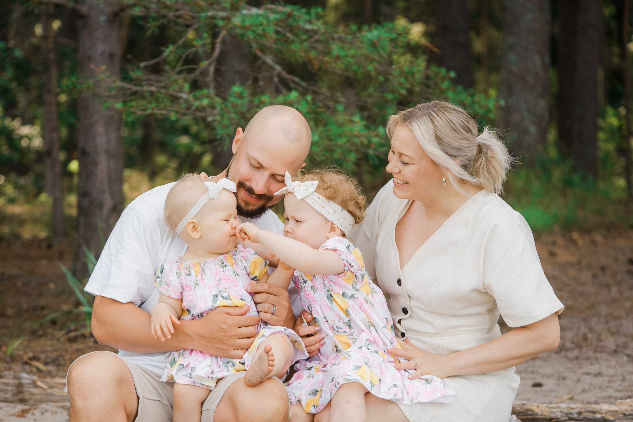 Kesäinen perhekuvaus meren rannalla – aidot hetket ja iloinen tunnelma