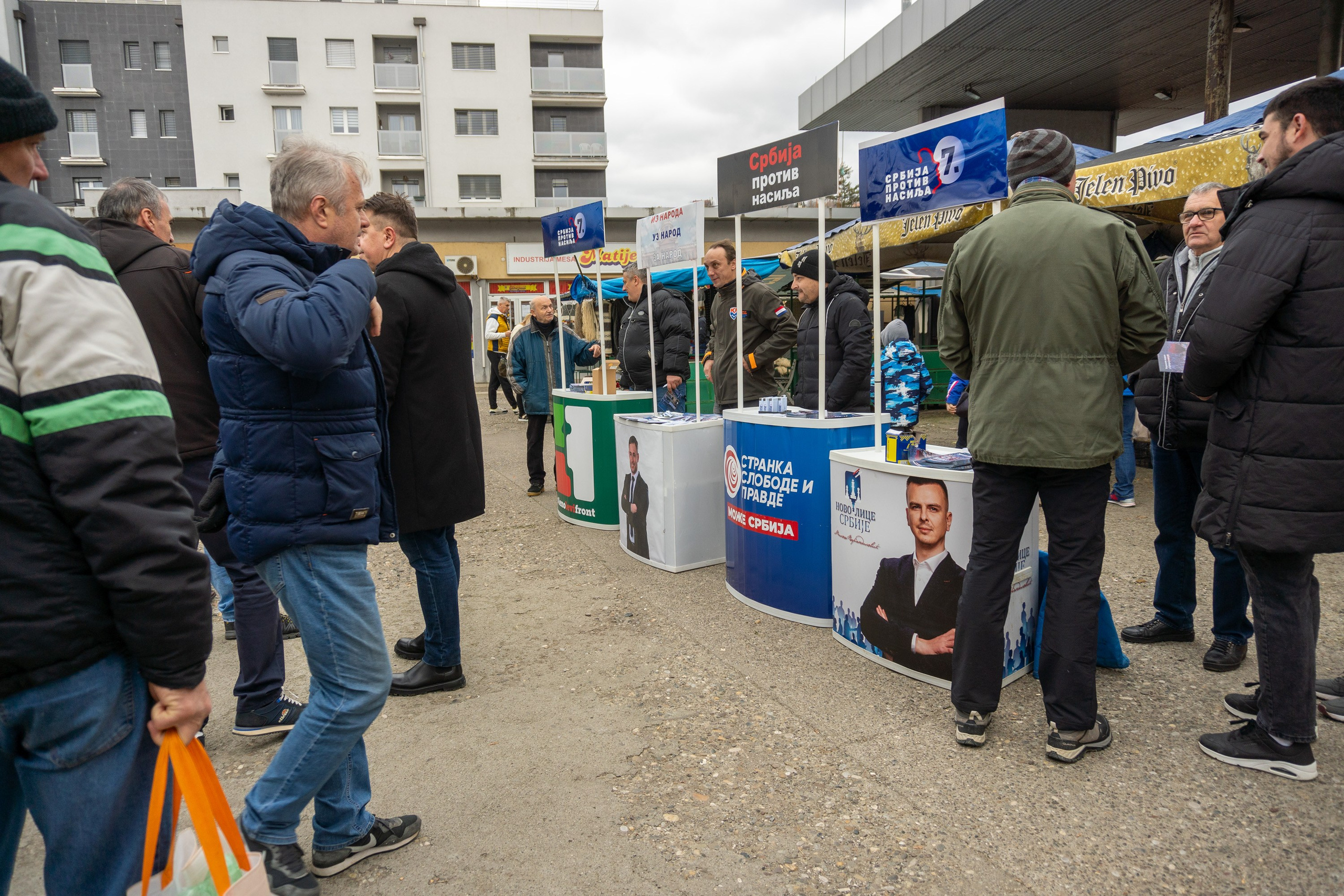 Листа „Србија против насиља” на градској пијаци упознавала грађане са програмом. Lokalni Front VA