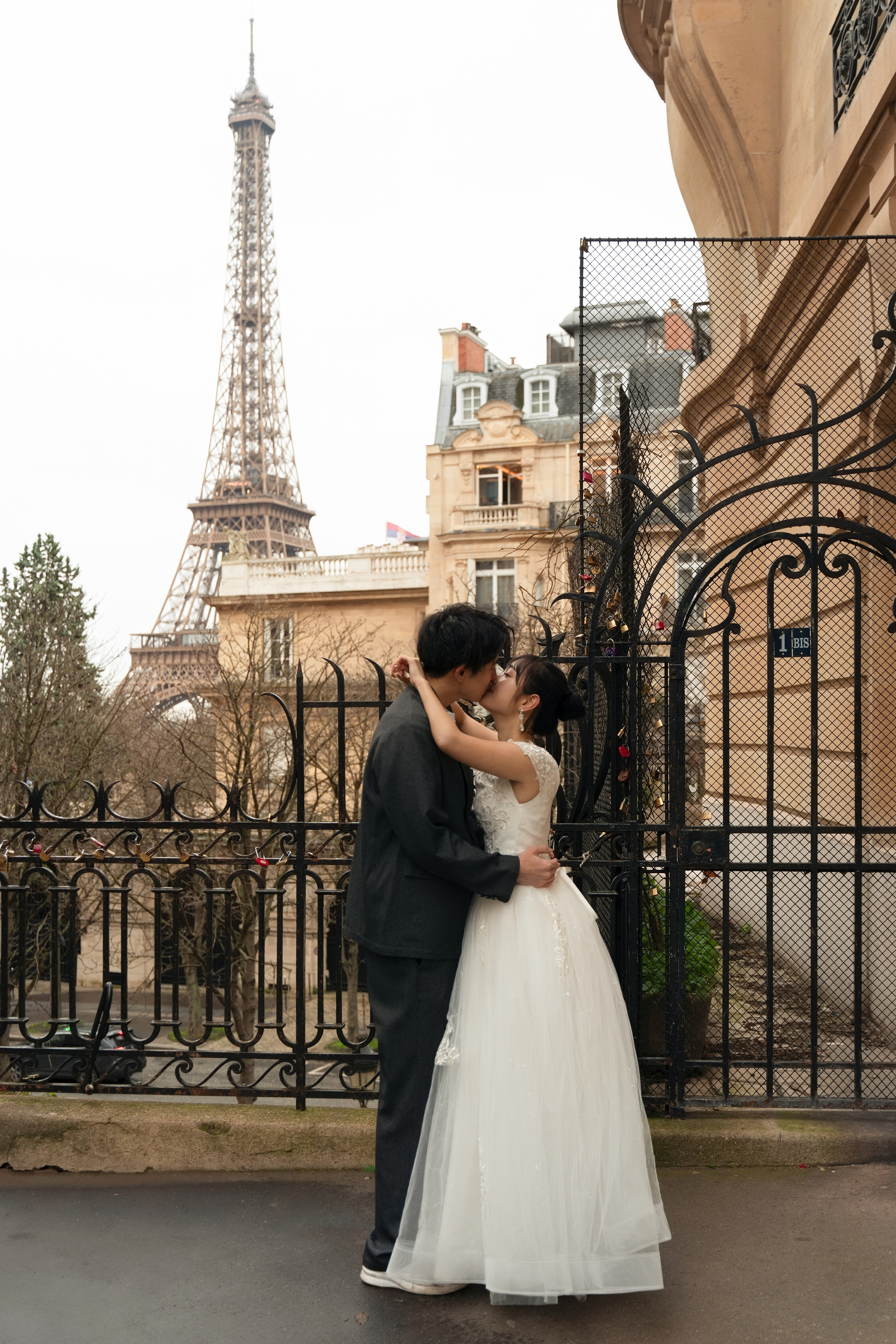 Engagement photo-shoot. Photographer in Paris Yulia Shkadina | Couples, engagement, pre-wedding, individual photo-shoots in Paris at the best locations
