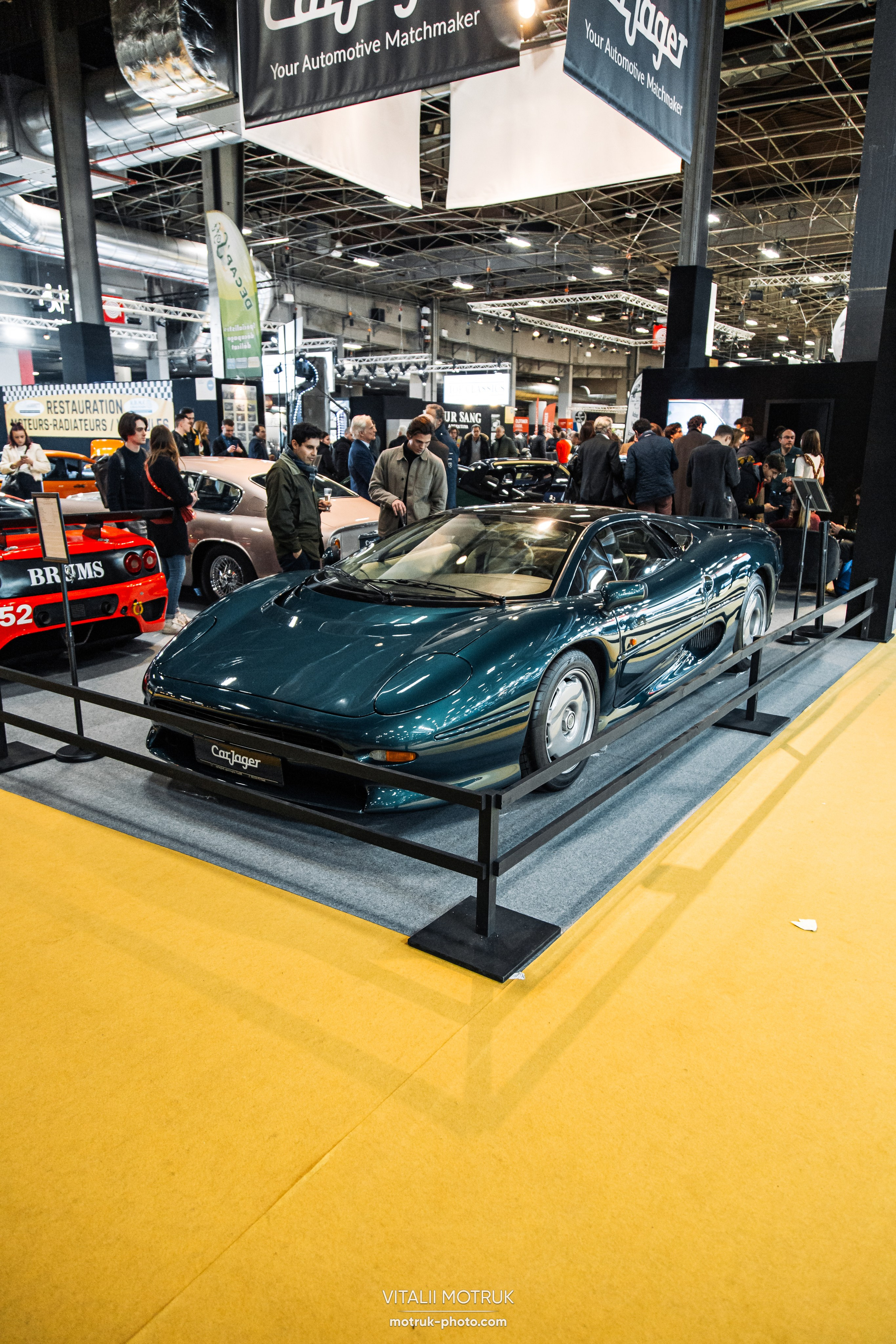 Retromobile 2023. Photographe de voitures à Paris — Vitalii Motruk