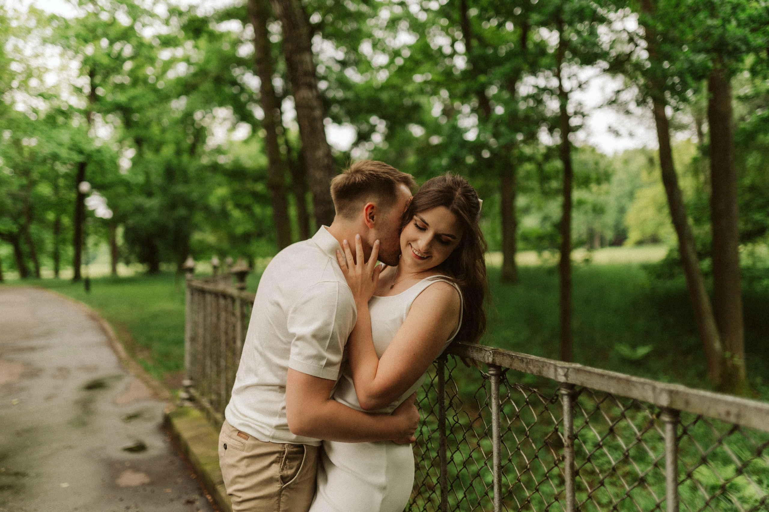 Naturalna sesja narzeczeńska w Świerklańcu – zakochana para przy balustradzie