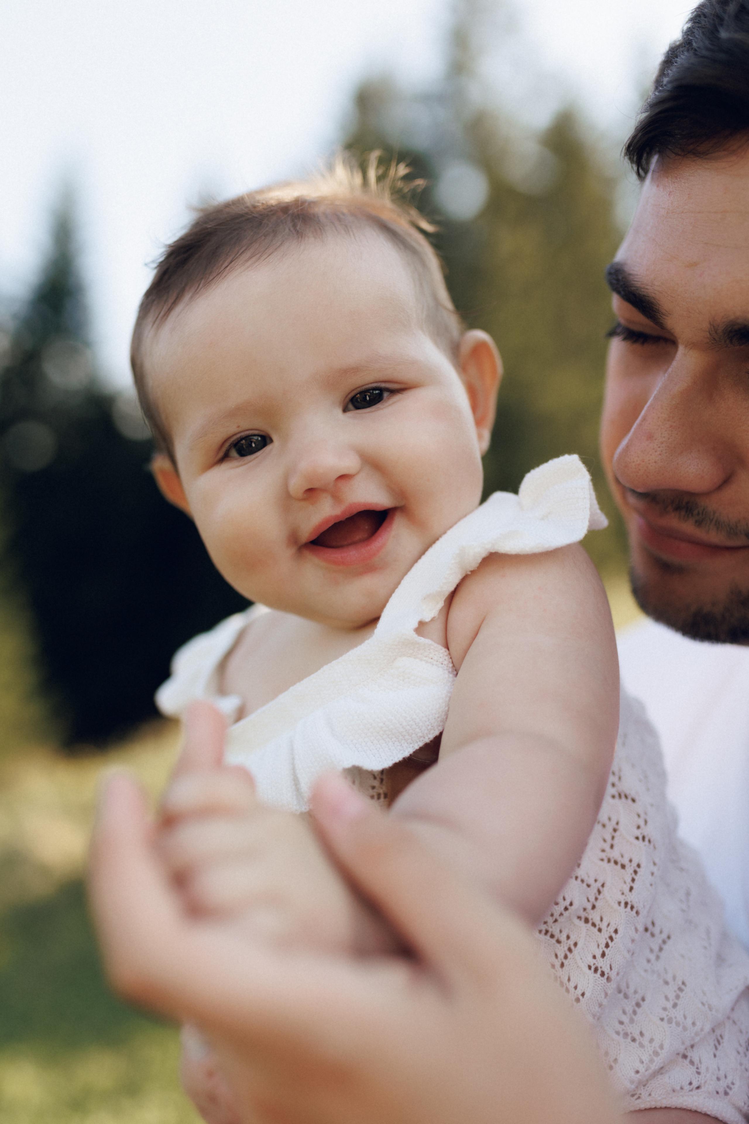 Sergiu, Vanessa and Vittoria — a family portrait in La Palma, Suceava. Wedding photographer and videographer based in Timisoara, Romania