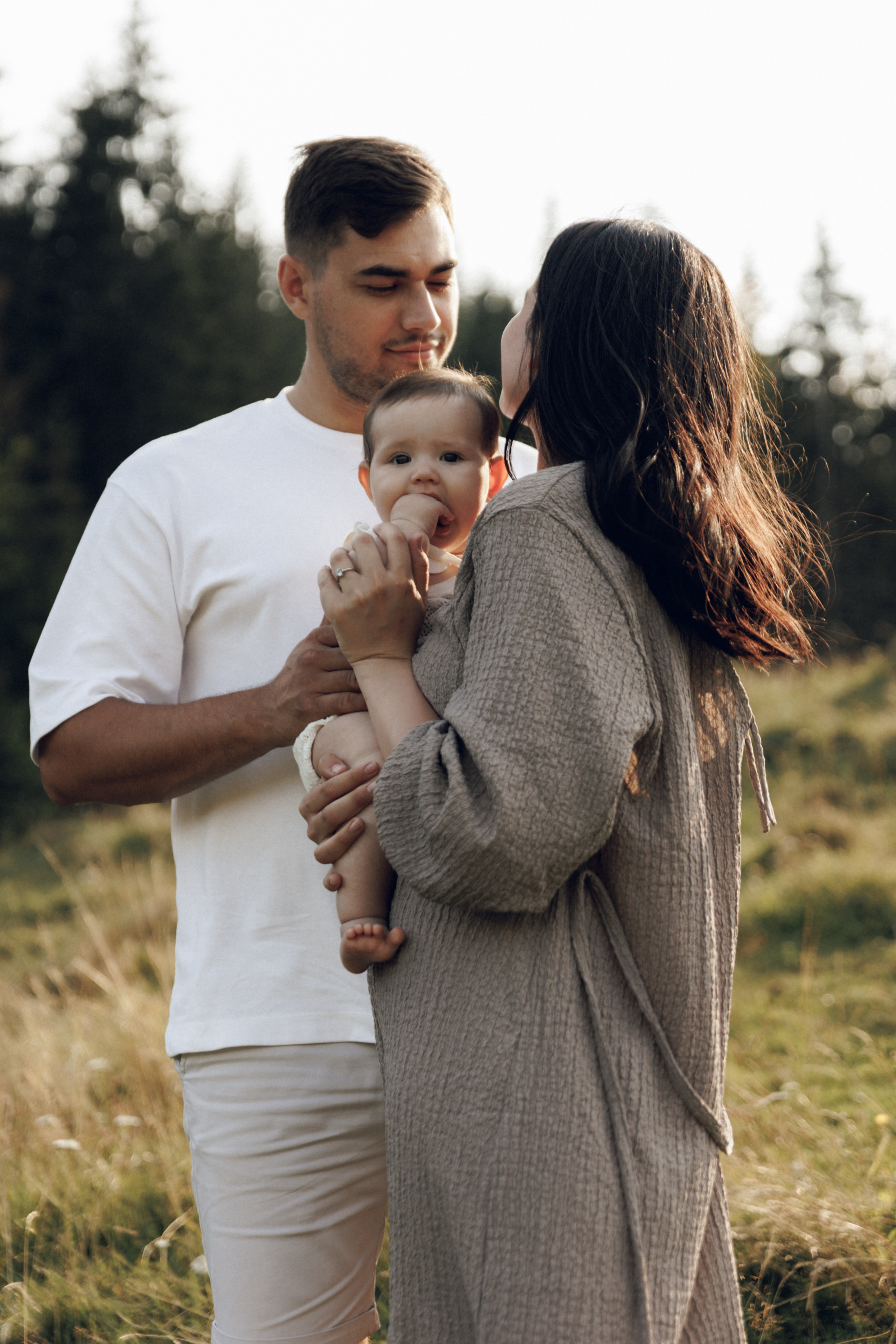 Sergiu, Vanessa and Vittoria — a family portrait in La Palma, Suceava. Wedding photographer and videographer based in Timisoara, Romania