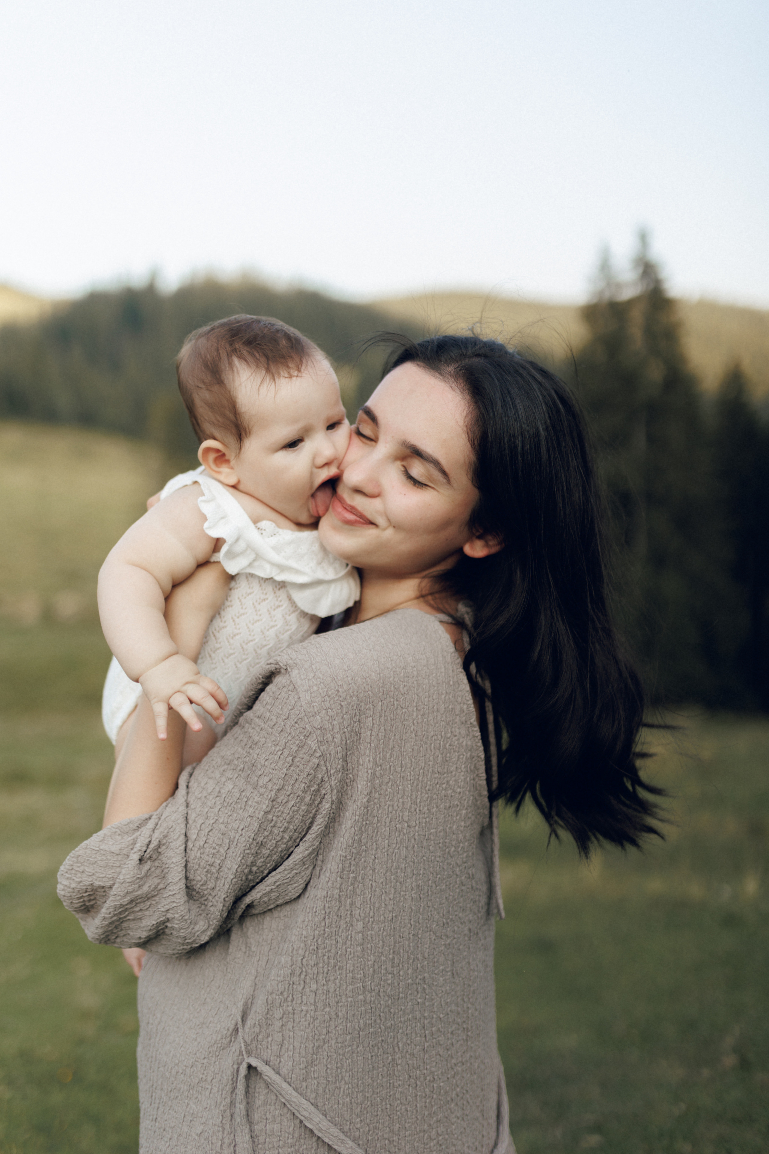 Sergiu, Vanessa and Vittoria — a family portrait in La Palma, Suceava. Wedding photographer and videographer based in Timisoara, Romania