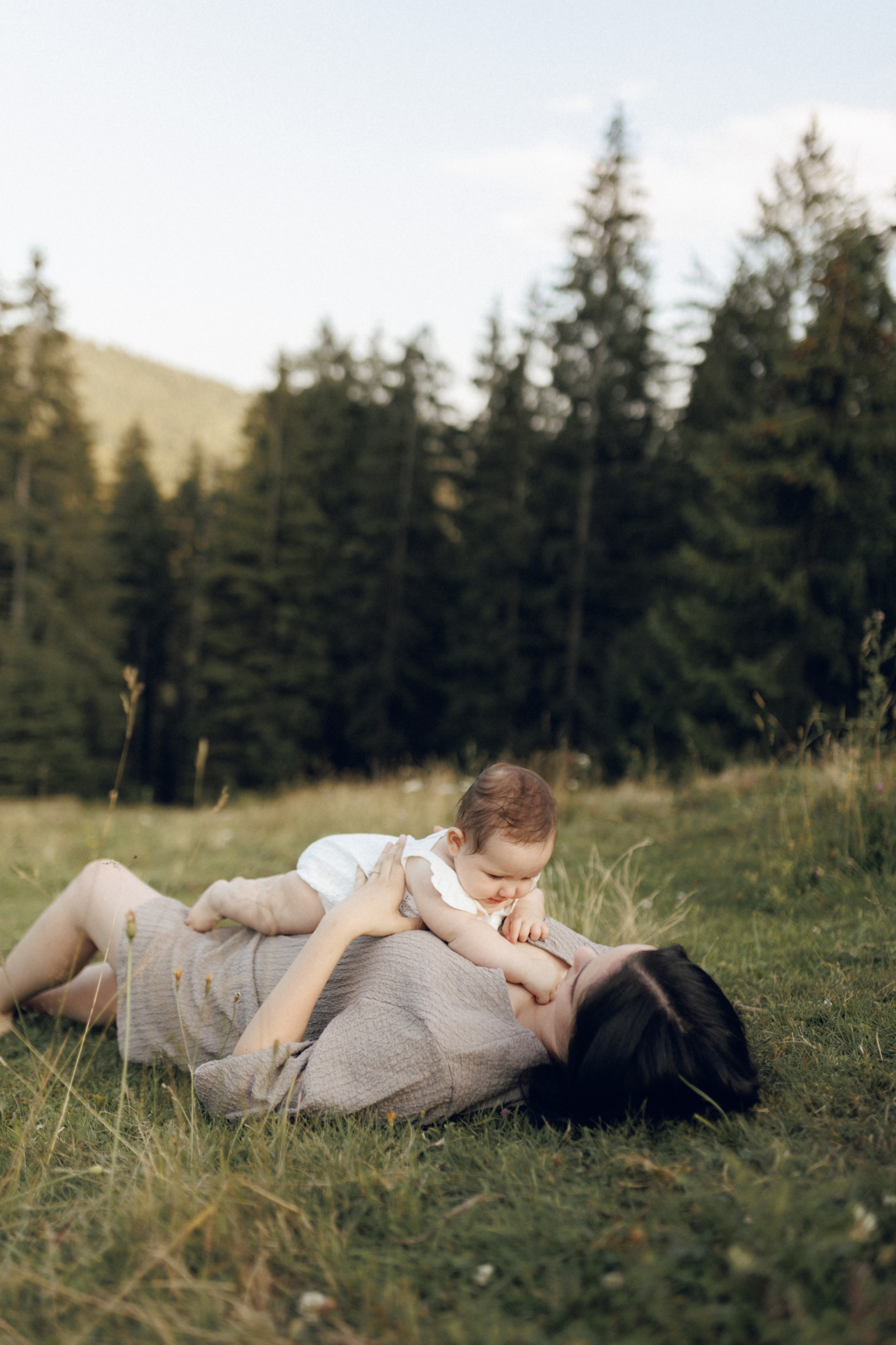 Sergiu, Vanessa and Vittoria — a family portrait in La Palma, Suceava. Wedding photographer and videographer based in Timisoara, Romania
