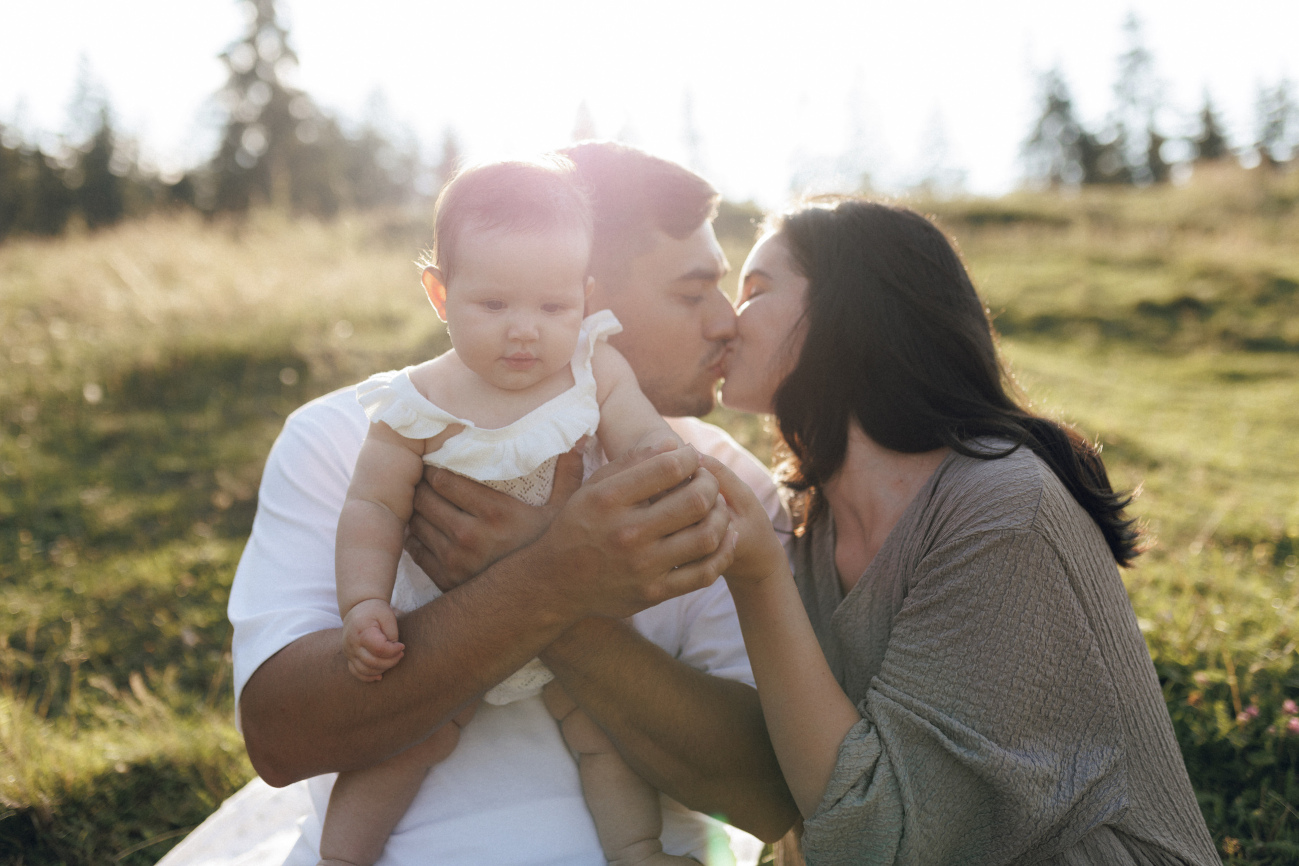 Sergiu, Vanessa and Vittoria — a family portrait in La Palma, Suceava. Wedding photographer and videographer based in Timisoara, Romania