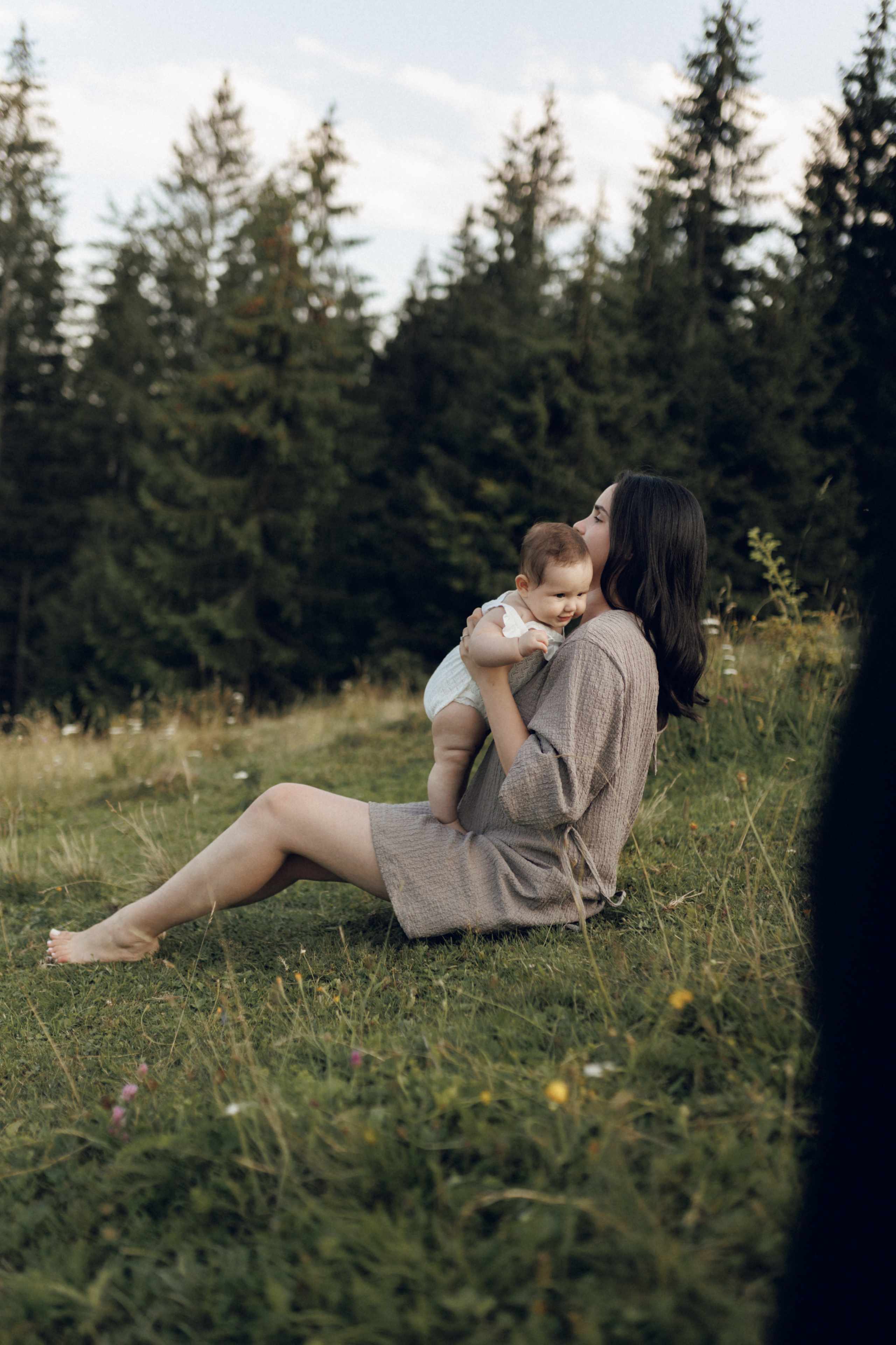 Sergiu, Vanessa and Vittoria — a family portrait in La Palma, Suceava. Wedding photographer and videographer based in Timisoara, Romania