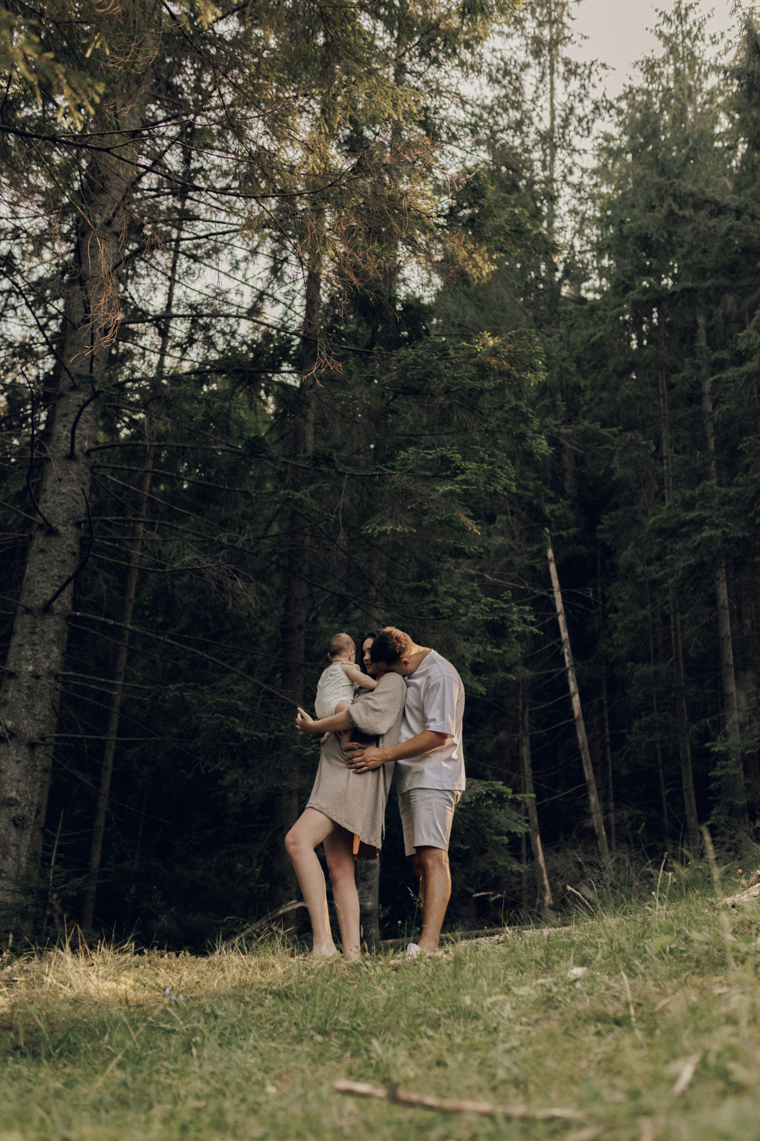 Sergiu, Vanessa and Vittoria — a family portrait in La Palma, Suceava. Wedding photographer and videographer based in Timisoara, Romania