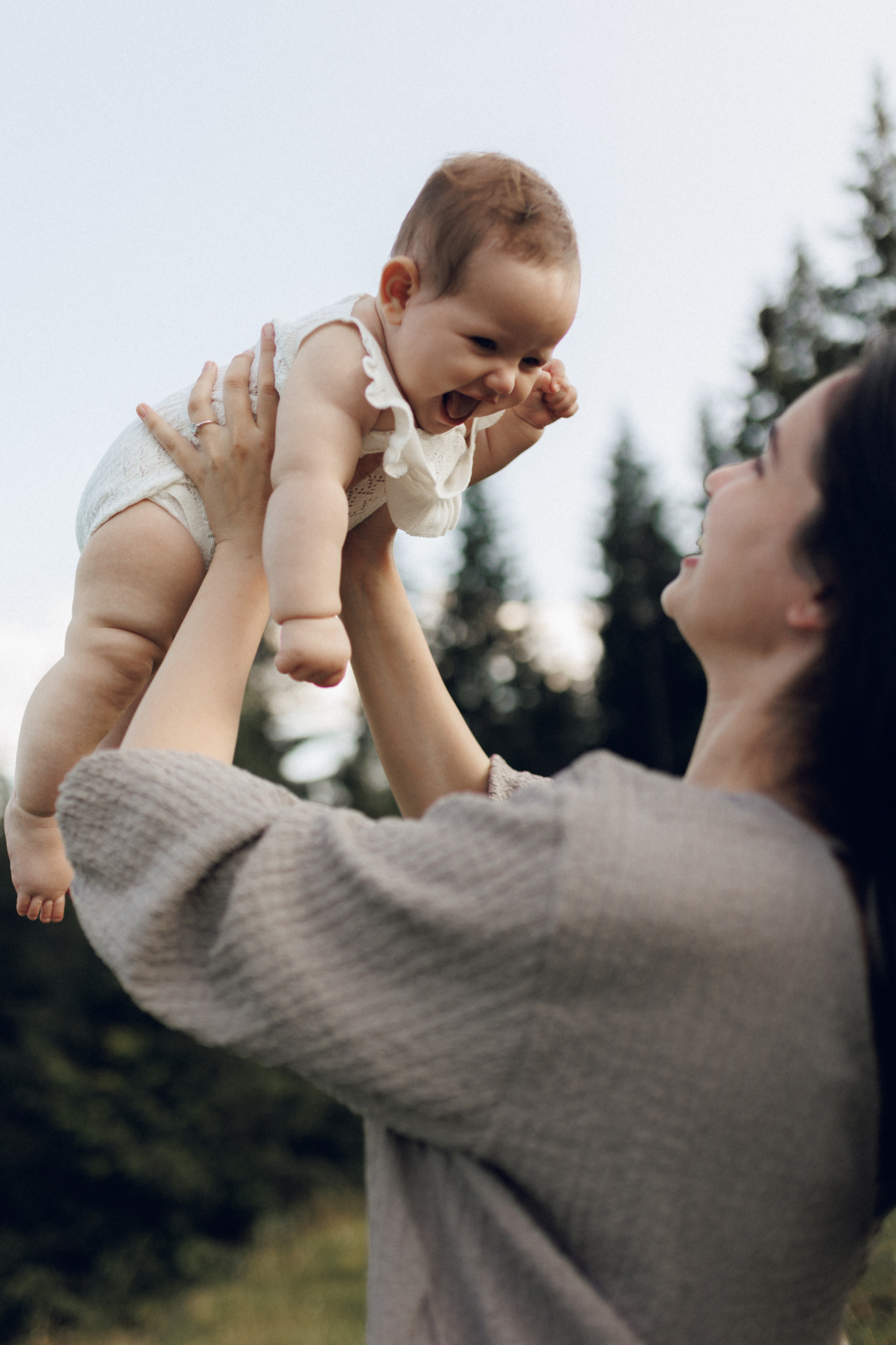 Sergiu, Vanessa and Vittoria — a family portrait in La Palma, Suceava. Wedding photographer and videographer based in Timisoara, Romania