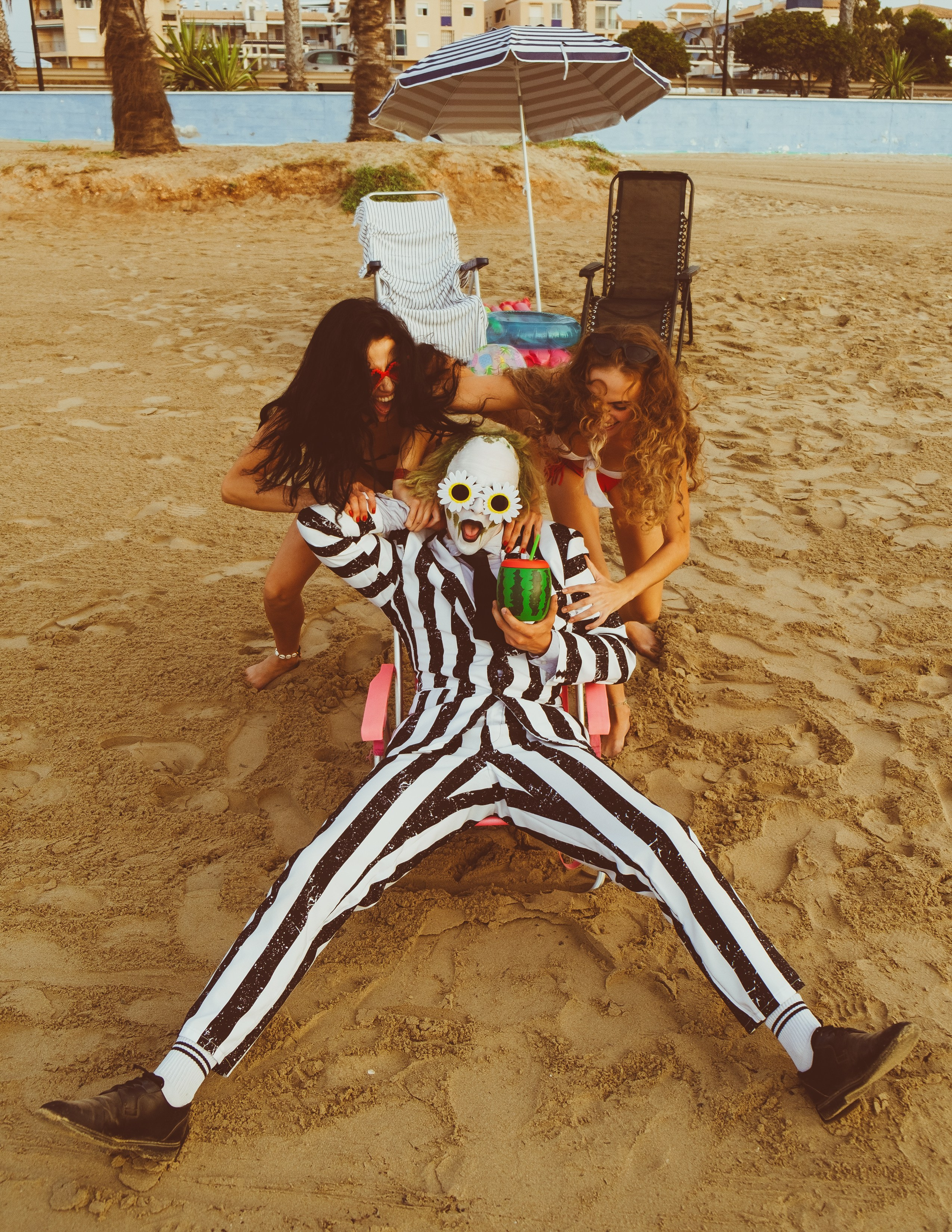 Beetlejuice на море: Экспериментальная фотосессия с цирковыми артистами — Фотограф Андрей Луковников