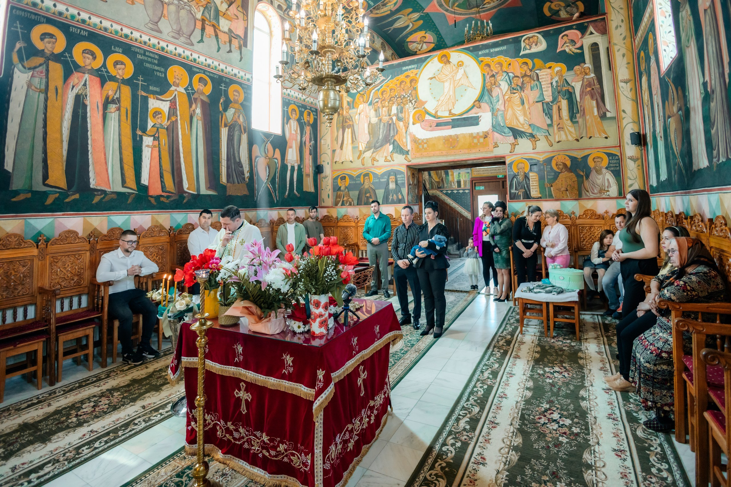 - Preotul ținându-l pe micuțul Mathias Gabriel la botez, în biserica Înălțarea Domnului, Copălău  - Detalii de la botezul lui Mathias – lumânare, trusou și icoană  - Familia lui Mathias Gabriel alături de micuț, în ziua botezului  - Portret emoționant cu mama și bebelușul în brațe, în biserică,fotograf profesionist evenimente Botoșani, Iași, Suceava, Fălticeni, Bacău, Pașcani, Roman - AlinoFotoStudio by Alin Chirilă - servicii foto nuntă, botez, cununie, ședințe foto creative, albume personalizate, fotografii emoționante și calitative pentru cele mai importante momente din viață,fotograf nuntă Botoșani Alin Chirilă,  ședință foto botez Iași - AlinoFotoStudio,  servicii fotograf profesionist evenimente Suceava,  fotograf cununie civilă Fălticeni - Alin Chirilă,  album foto nuntă personalizat Bacău.“Bebeluș botezat în biserică, ținut în brațe de nași”	•	“Detaliu cu lumânarea de botez decorată cu flori albe”	•	“Părinți emoționați alături de copilul lor la ceremonia de botez”	•	“Masa festivă de botez cu decor tematic și tort personalizat”	•	“Momentul în care preotul toarnă apă sfințită pe fruntea bebelușului”	“Bebeluș în rochie albă de botez, zâmbind în brațele mamei”	•	“Detaliu cu cruciulița de botez așezată pe o pernă de satin”	•	“Părinți și nași aprinzând lumânările în timpul ceremoniei de botez”	•	“Tort de botez decorat cu figurine tematice și numele copilului”	•	“Copil botezat dormind liniștit în pătuțul decorat festiv”	•	“Momentul în care preotul binecuvântează copilul în fața altarului”	•	“Invitați adunându-se în jurul mesei festive la petrecerea de botez”	•	“Bebeluș ținând în mână o jucărie personalizată primită la botez”	•	“Familie fericită pozând împreună după ceremonia de botez”	•	“Decor tematic cu baloane și flori la locația petrecerii de botez” fotograf Botoșani fotograf evenimente fotograf botez Alin Chirila fotograf alinofotostudio.fotograf botez Amelis Maria, fotografie botez Botoșani, fotograf Alin Chirilă, amintiri botez, fotografii botez, botez Amelis Maria, fotograf copii, fotografie botez în Botoșani,