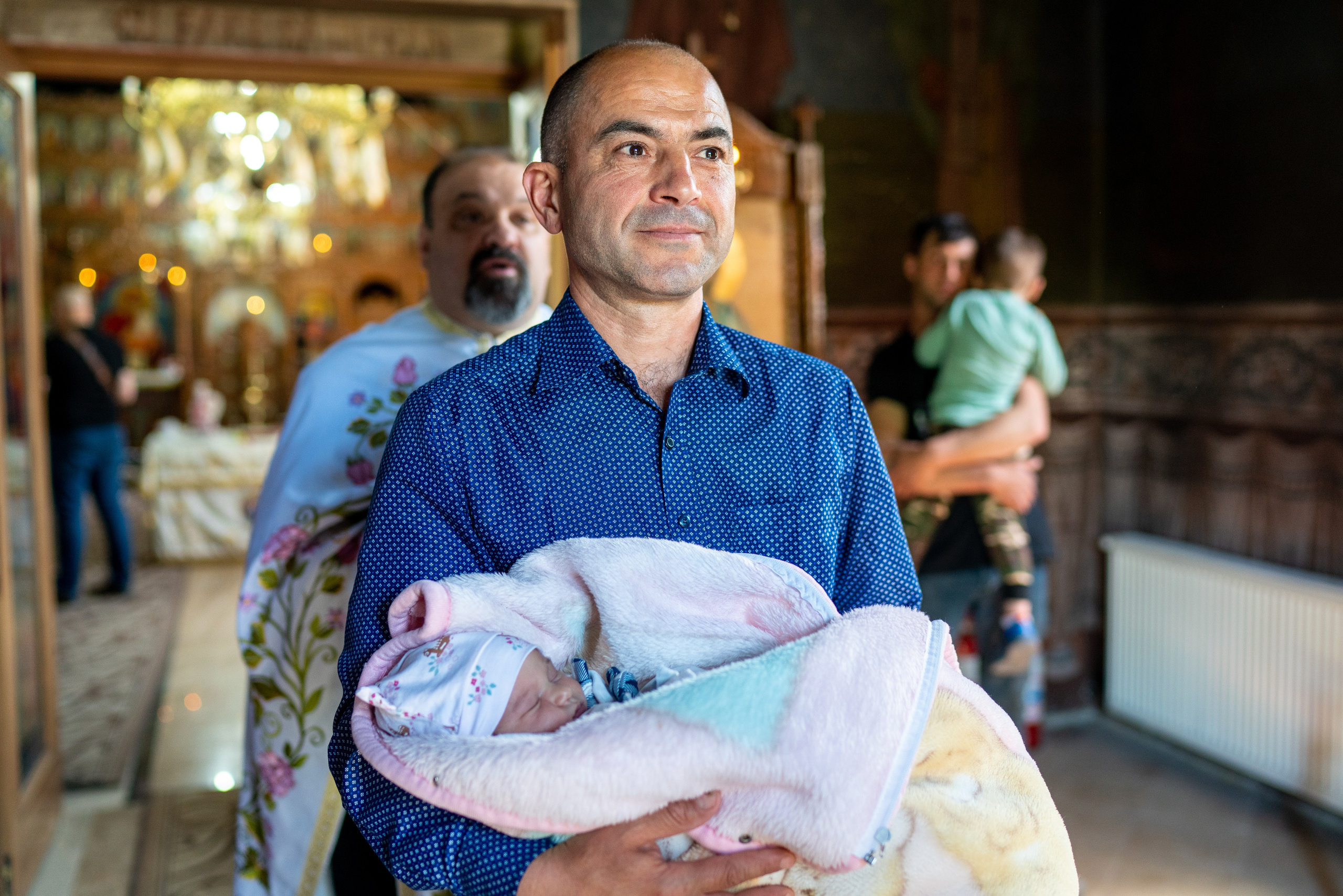 “Bebeluș botezat în biserică, ținut în brațe de nași” • “Detaliu cu lumânarea de botez decorată cu flori albe” • “Părinți emoționați alături de copilul lor la ceremonia de botez” • “Masa festivă de botez cu decor tematic și tort personalizat” • “Momentul în care preotul toarnă apă sfințită pe fruntea bebelușului” “Bebeluș în rochie albă de botez, zâmbind în brațele mamei” • “Detaliu cu cruciulița de botez așezată pe o pernă de satin” • “Părinți și nași aprinzând lumânările în timpul ceremoniei de botez” • “Tort de botez decorat cu figurine tematice și numele copilului” • “Copil botezat dormind liniștit în pătuțul decorat festiv” • “Momentul în care preotul binecuvântează copilul în fața altarului” • “Invitați adunându-se în jurul mesei festive la petrecerea de botez” • “Bebeluș ținând în mână o jucărie personalizată primită la botez” • “Familie fericită pozând împreună după ceremonia de botez” • “Decor tematic cu baloane și flori la locația petrecerii de botez” fotograf Botoșani fotograf evenimente fotograf botez Alin Chirila fotograf alinofotostudio,- Preotul ținându-l pe micuțul Mathias Gabriel la botez, în biserica Înălțarea Domnului, Copălău - Detalii de la botezul lui Mathias – lumânare, trusou și icoană - Familia lui Mathias Gabriel alături de micuț, în ziua botezului - Portret emoționant cu mama și bebelușul în brațe, în biserică,fotograf profesionist evenimente Botoșani, Iași, Suceava, Fălticeni, Bacău, Pașcani, Roman - AlinoFotoStudio by Alin Chirilă - servicii foto nuntă, botez, cununie, ședințe foto creative, albume personalizate, fotografii emoționante și calitative pentru cele mai importante momente din viață,fotograf nuntă Botoșani Alin Chirilă, ședință foto botez Iași - AlinoFotoStudio, servicii fotograf profesionist evenimente Suceava, fotograf cununie civilă Fălticeni - Alin Chirilă, album foto nuntă personalizat Bacău.“Bebeluș botezat în biserică, ținut în brațe de nași” • “Detaliu cu lumânarea de botez decorată cu flori albe” • “Părinți emoționați alături de copilul lor la ceremonia de botez” • “Masa festivă de botez cu decor tematic și tort personalizat” • “Momentul în care preotul toarnă apă sfințită pe fruntea bebelușului” “Bebeluș în rochie albă de botez, zâmbind în brațele mamei” • “Detaliu cu cruciulița de botez așezată pe o pernă de satin” • “Părinți și nași aprinzând lumânările în timpul ceremoniei de botez” • “Tort de botez decorat cu figurine tematice și numele copilului” • “Copil botezat dormind liniștit în pătuțul decorat festiv” • “Momentul în care preotul binecuvântează copilul în fața altarului” • “Invitați adunându-se în jurul mesei festive la petrecerea de botez” • “Bebeluș ținând în mână o jucărie personalizată primită la botez” • “Familie fericită pozând împreună după ceremonia de botez” • “Decor tematic cu baloane și flori la locația petrecerii de botez” fotograf Botoșani fotograf evenimente fotograf botez Alin Chirila fotograf alinofotostudio.fotograf botez Amelis Maria, fotografie botez Botoșani, fotograf Alin Chirilă, amintiri botez, fotografii botez, botez Amelis Maria, fotograf copii, fotografie botez în Botoșani,