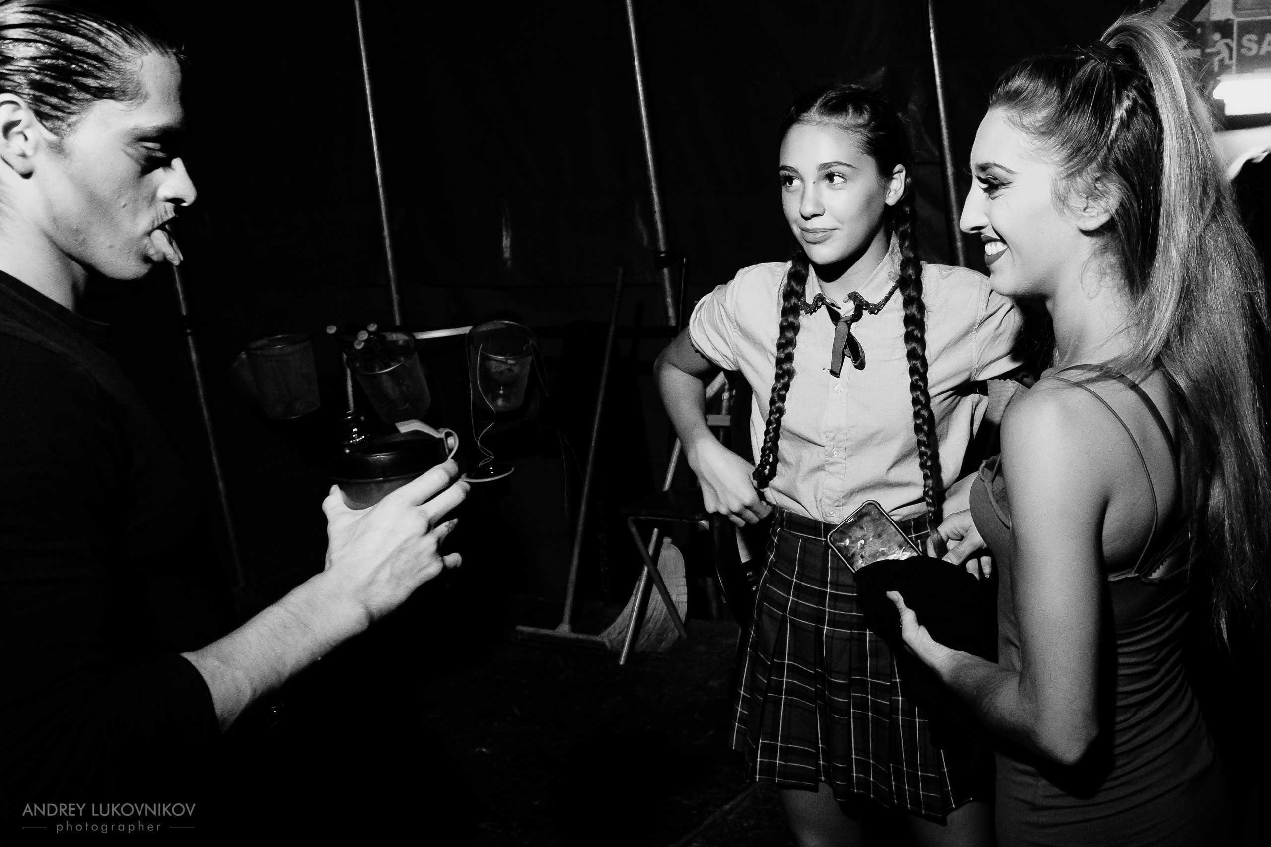 Sesión de fotos entre bastidores en El Circo Encantado: la vida de los artistas tras bambalinas