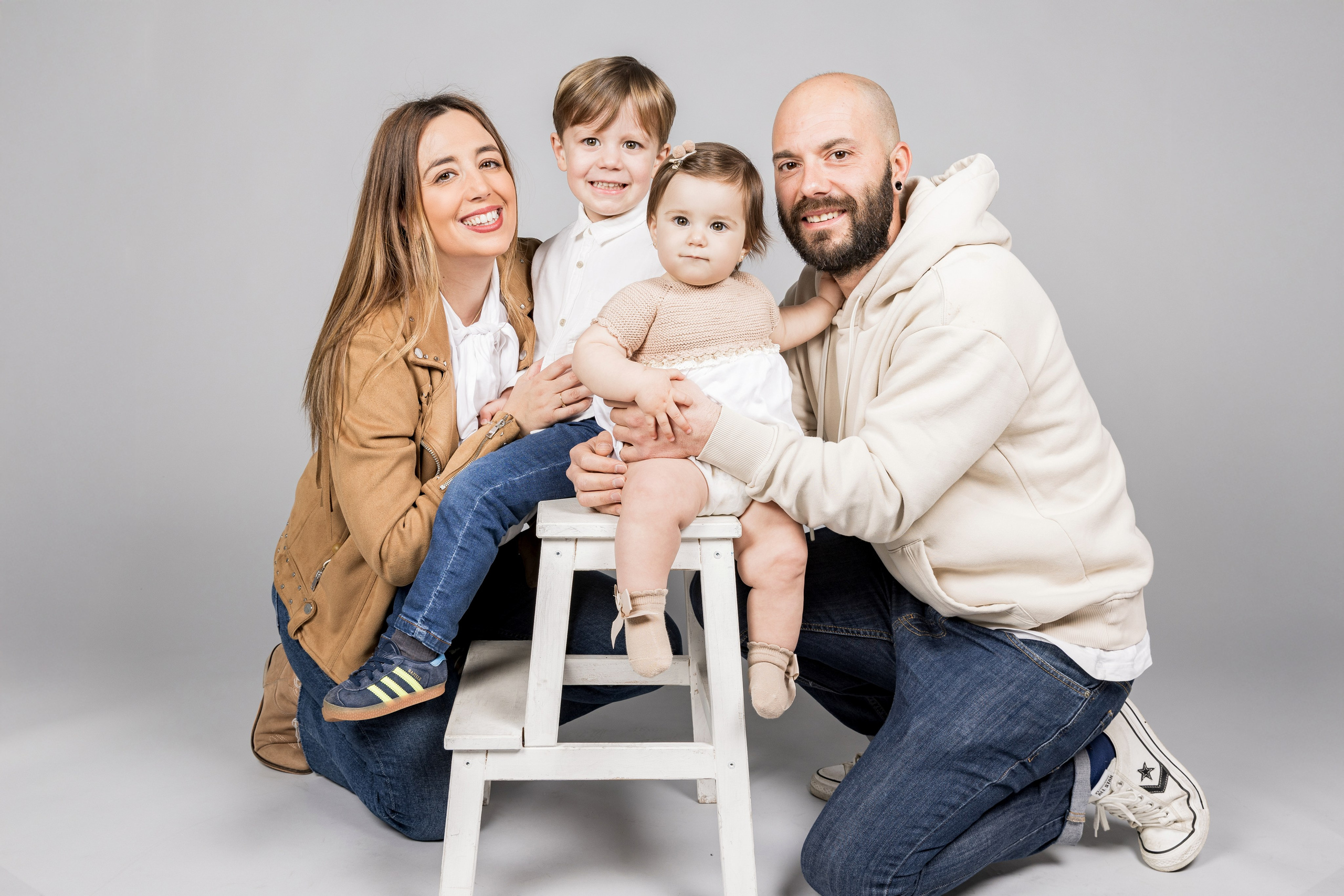 Sesión de fotos 1 año con familia y tarta | Rainbox. Rainbox Estudio de Fotografía