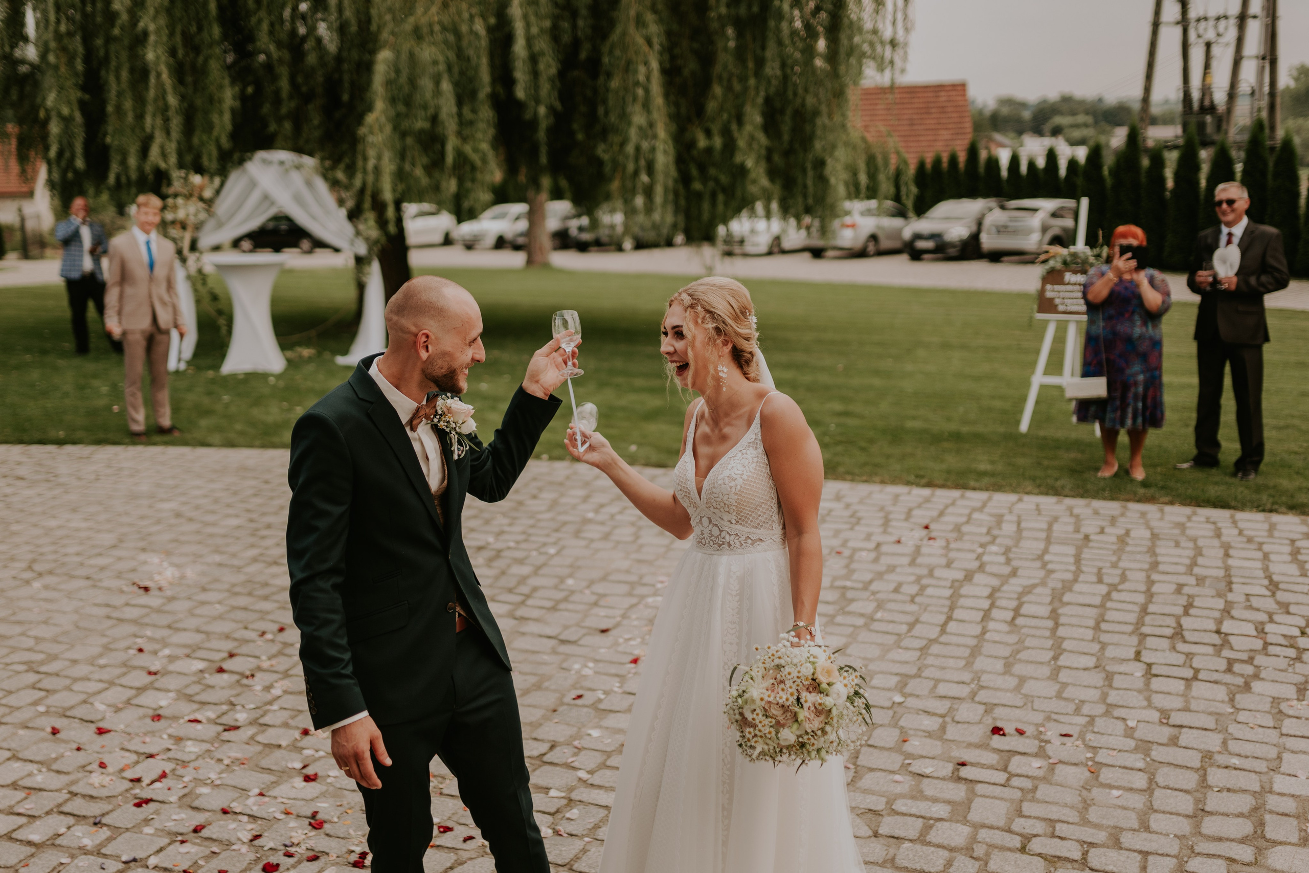 Dwór Wierzbno: plenerowy ślub pod wierzbą. Karkowskafoto - fotografia miłości