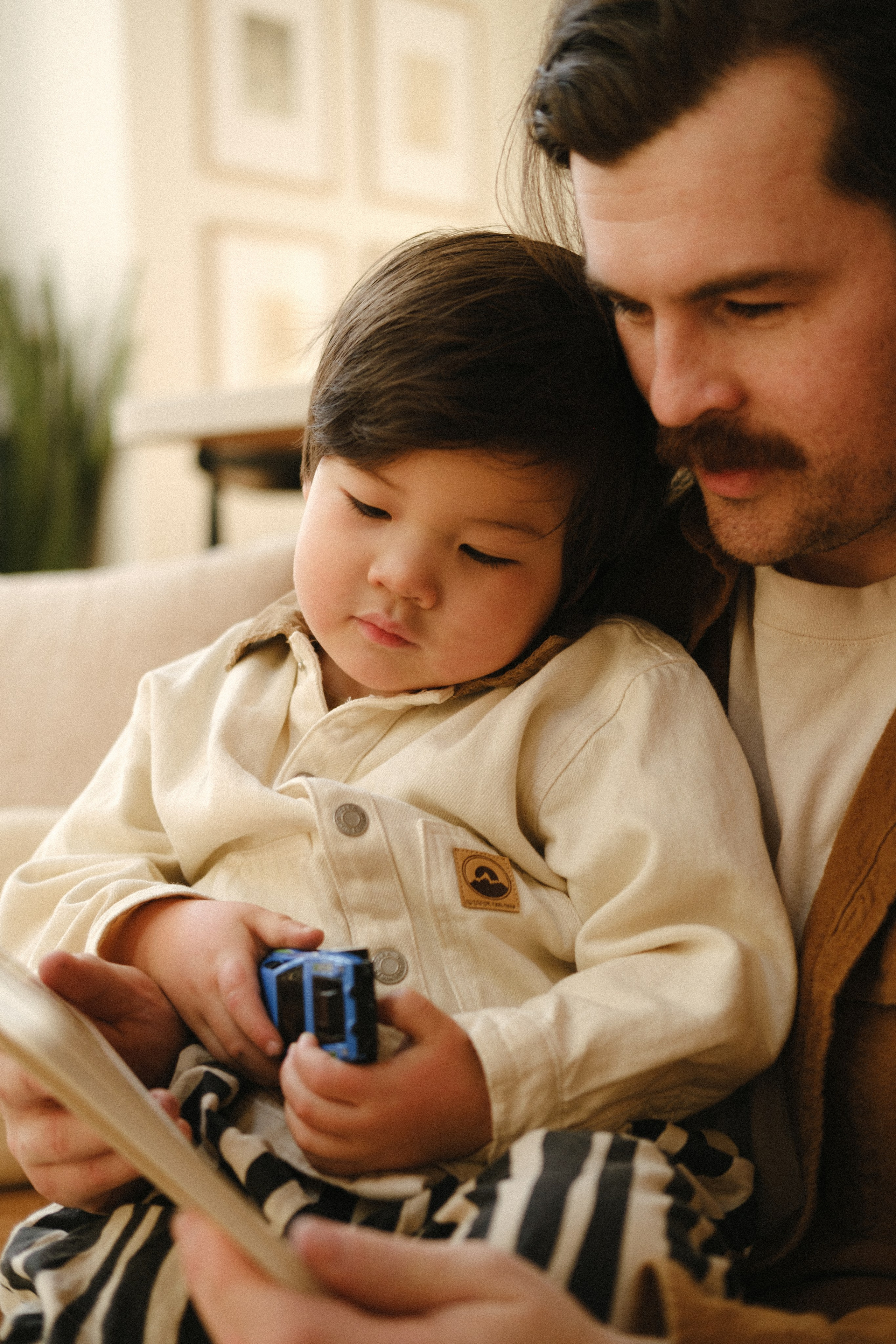 Snowy Family Photo Session at a Cozy Cottage Near Richmond, VA. Family Photographer Anna Dobrovolskaia | Richmond, VA