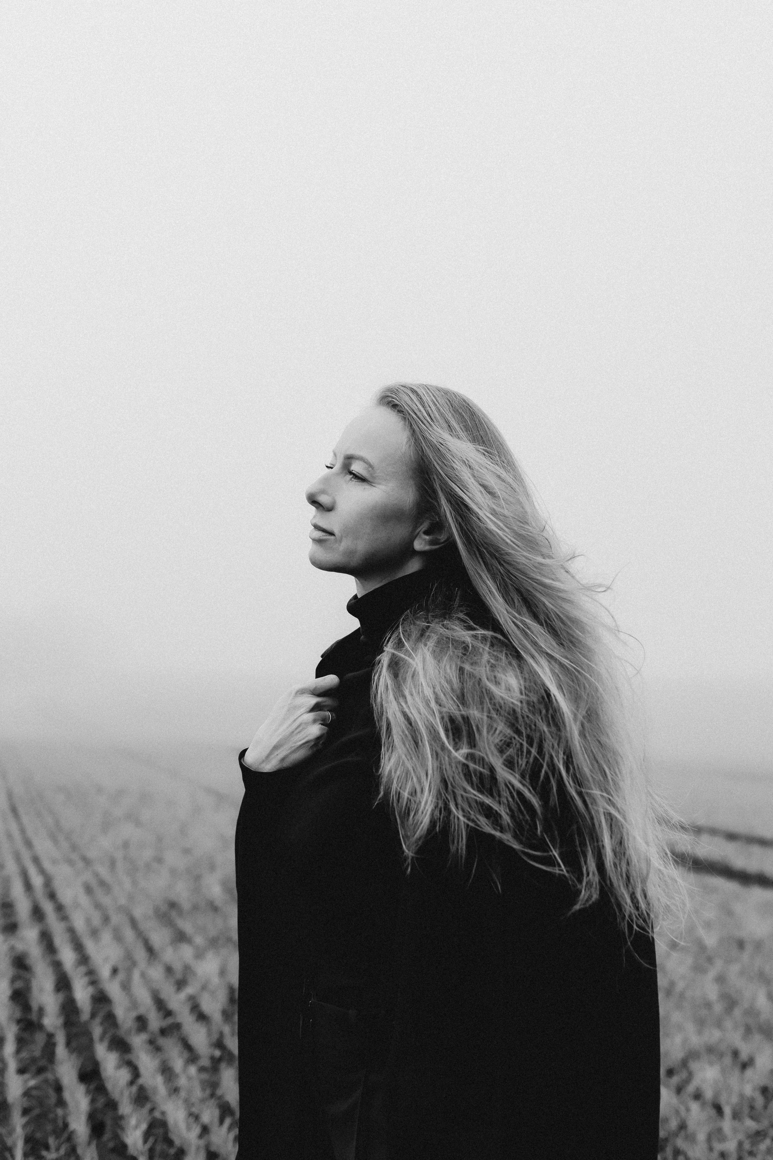 Ehrliches und authentisches Frauenporträt unter freiem Himmel