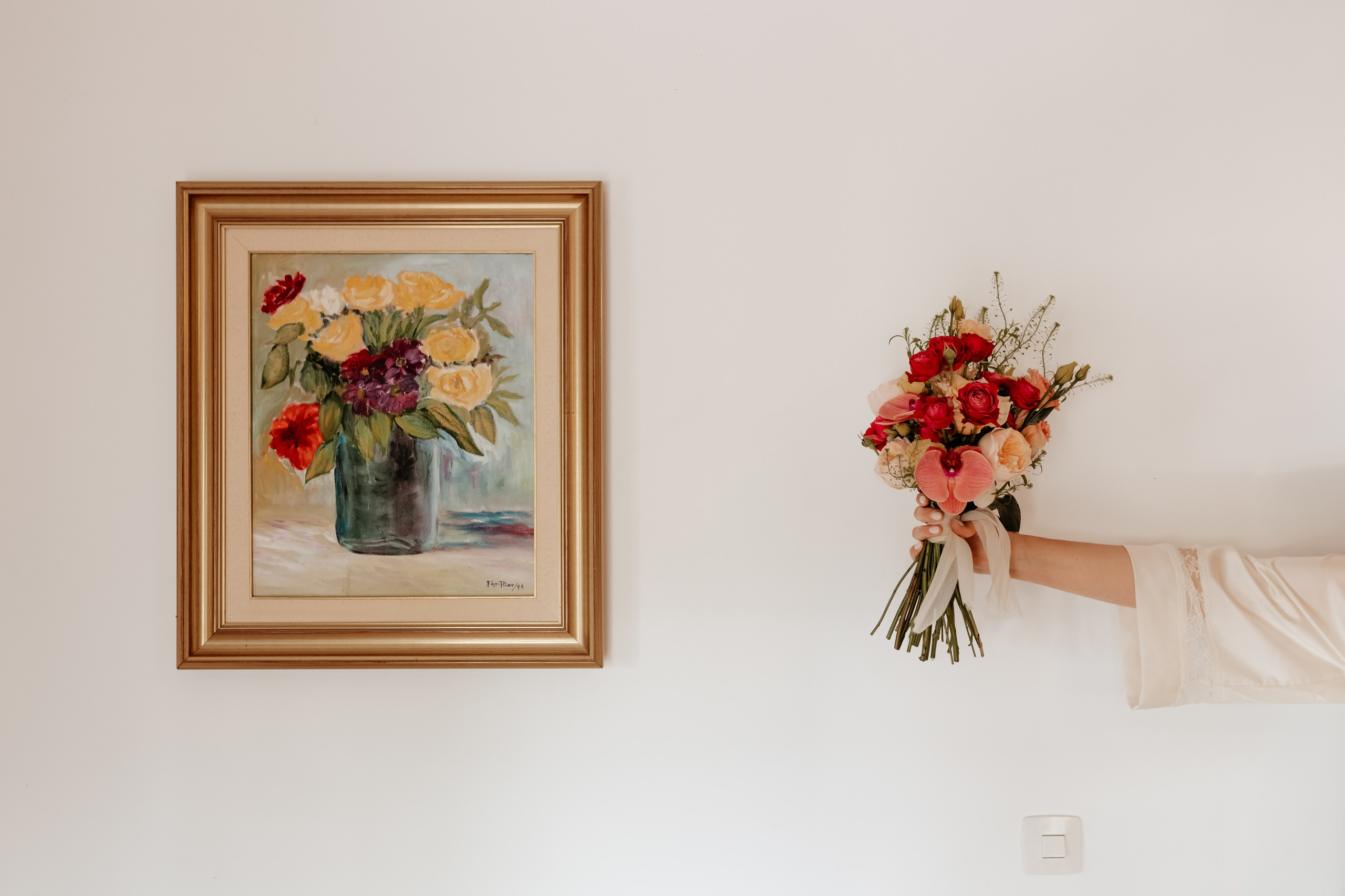 Detalle decorativo de la boda con cuadro y flores en tonos cálidos