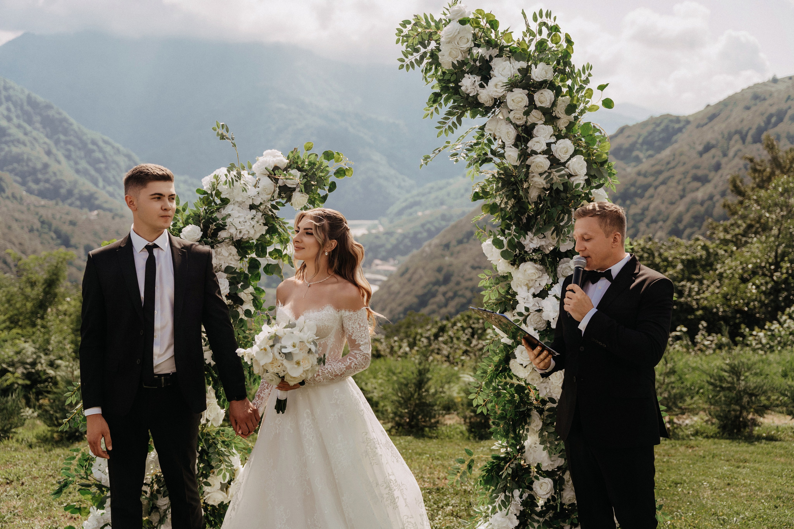 Меня зовут Валерия Азаренко, я свадебный и портретный фотограф. Снимаю в Батуми. Я провожу портретные съёмки, съёмки lovestory, съёмки свадебного дня и семейные. Цены и условия на сайте.