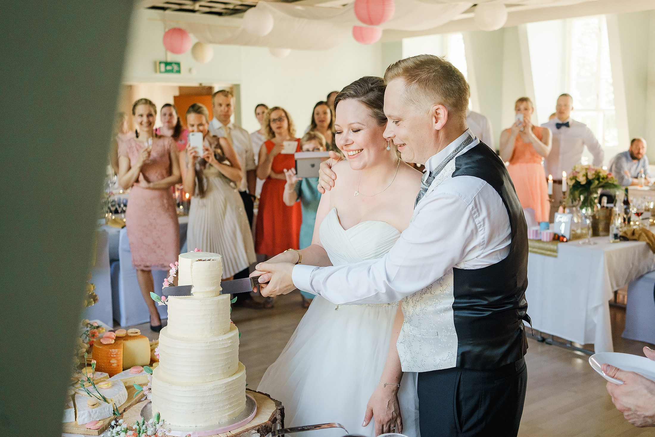 Häävalokuvaaja Helsingissä – Studiohappymoment | Romanttisia hetkiä