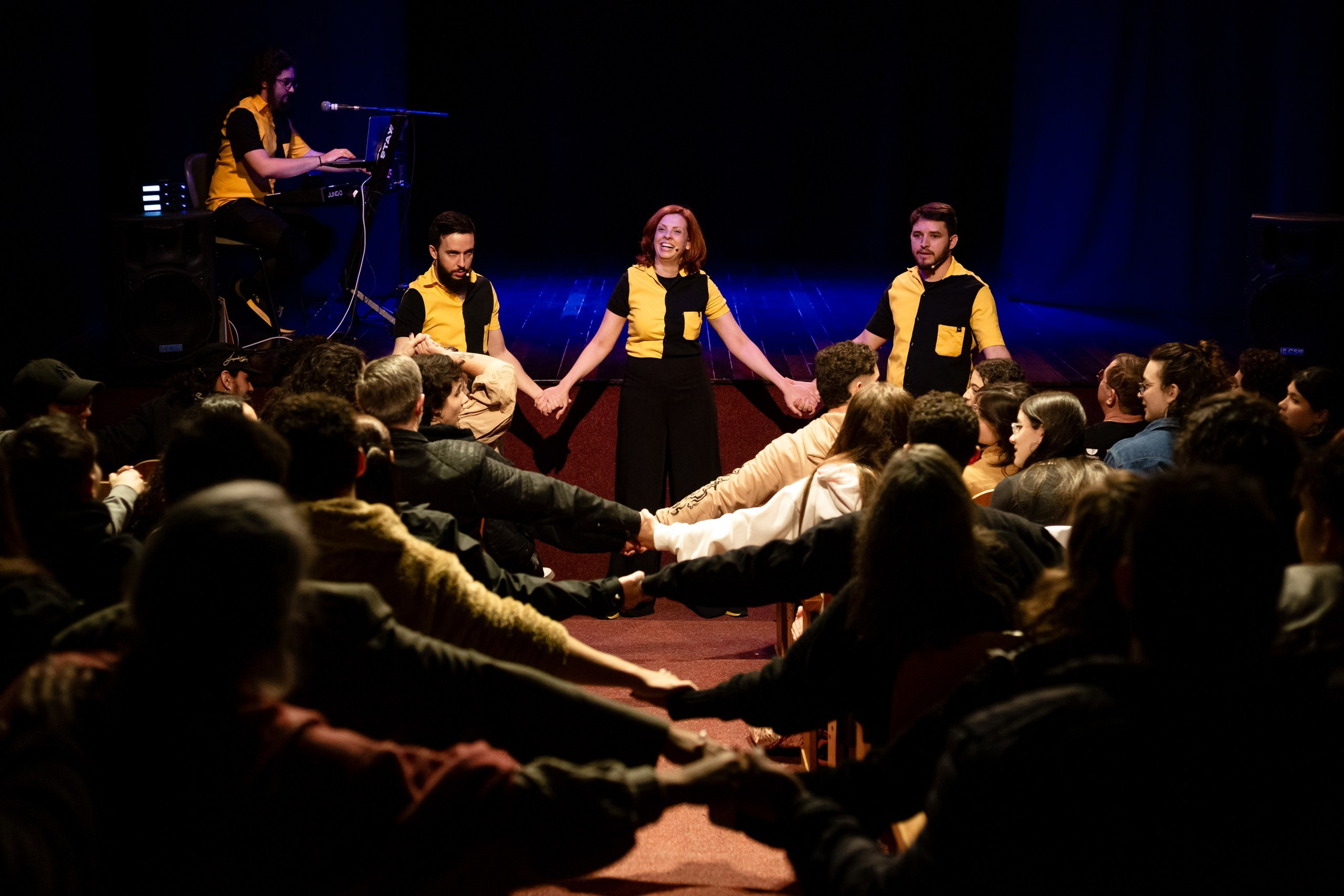 Fotografia de show dos Mequetrefes na Casa da Cultura Dide Brandão em Itajaí — Santa Catarina