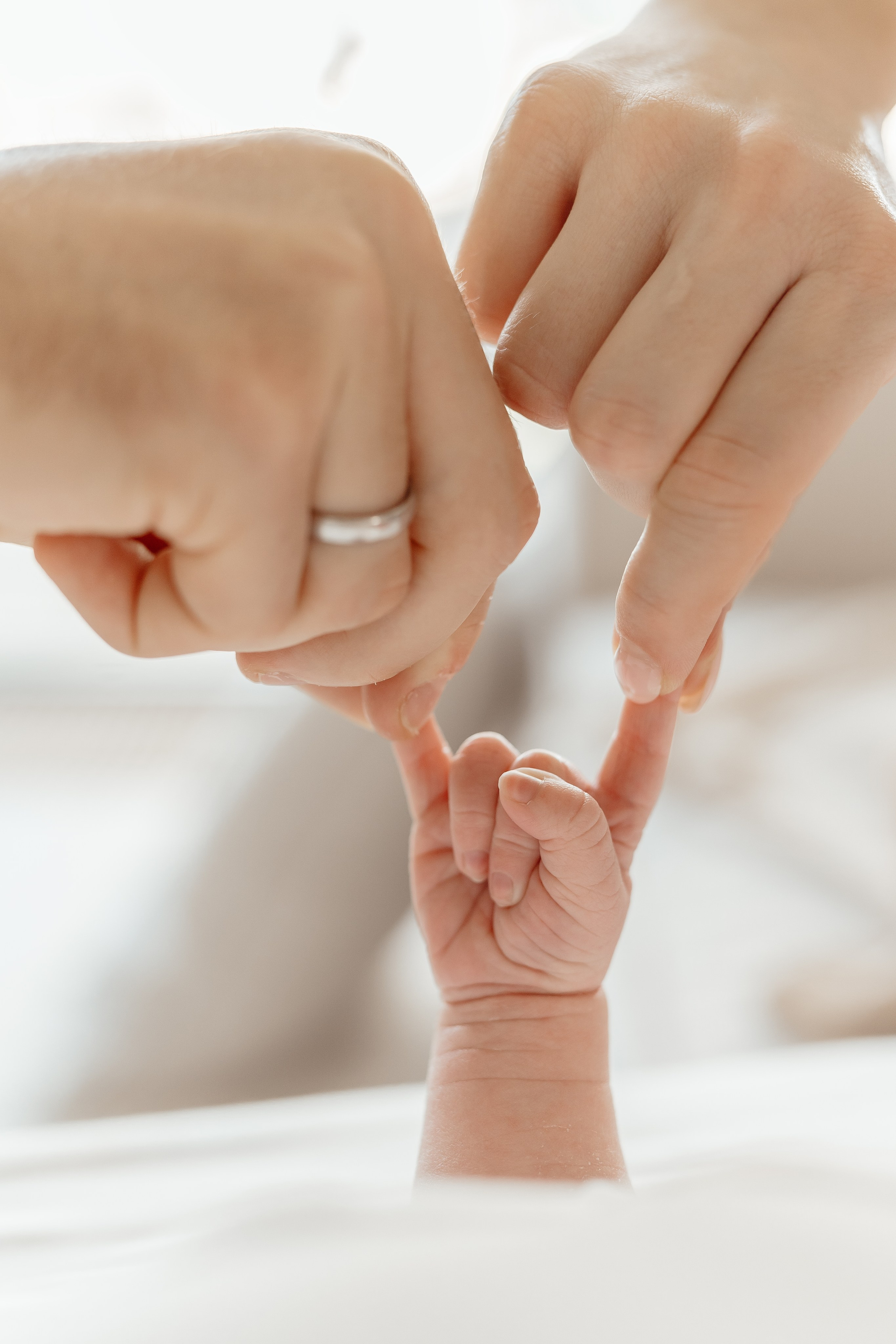 Fotograf w Łodzi – detaliczne ujęcie dłoni dziecka i mamy