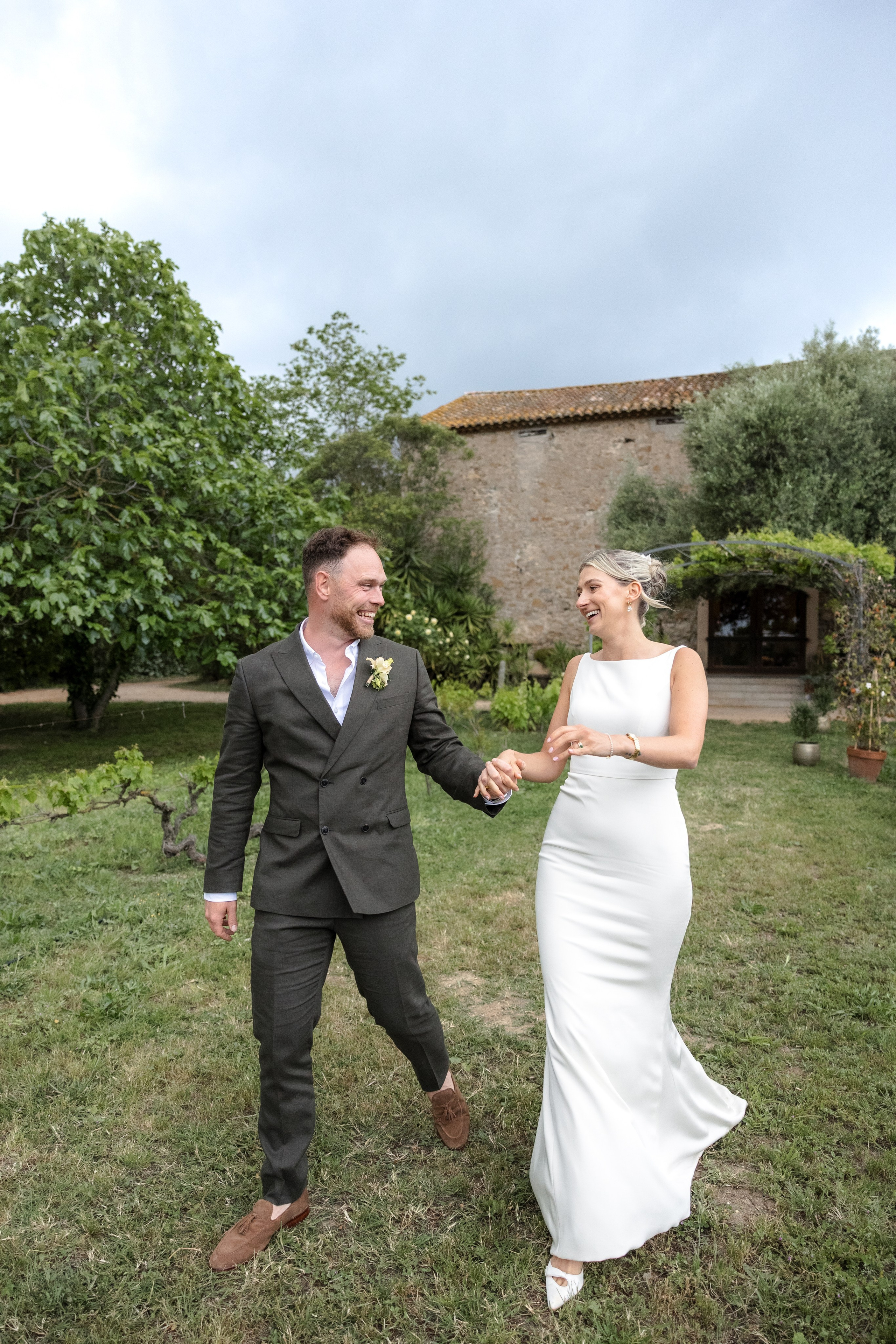 Vineyard Château Wedding in Occitanie — Puits Es Pratx. Eugénie Smirnova — Wedding & Elopement Photographer in Southwest France