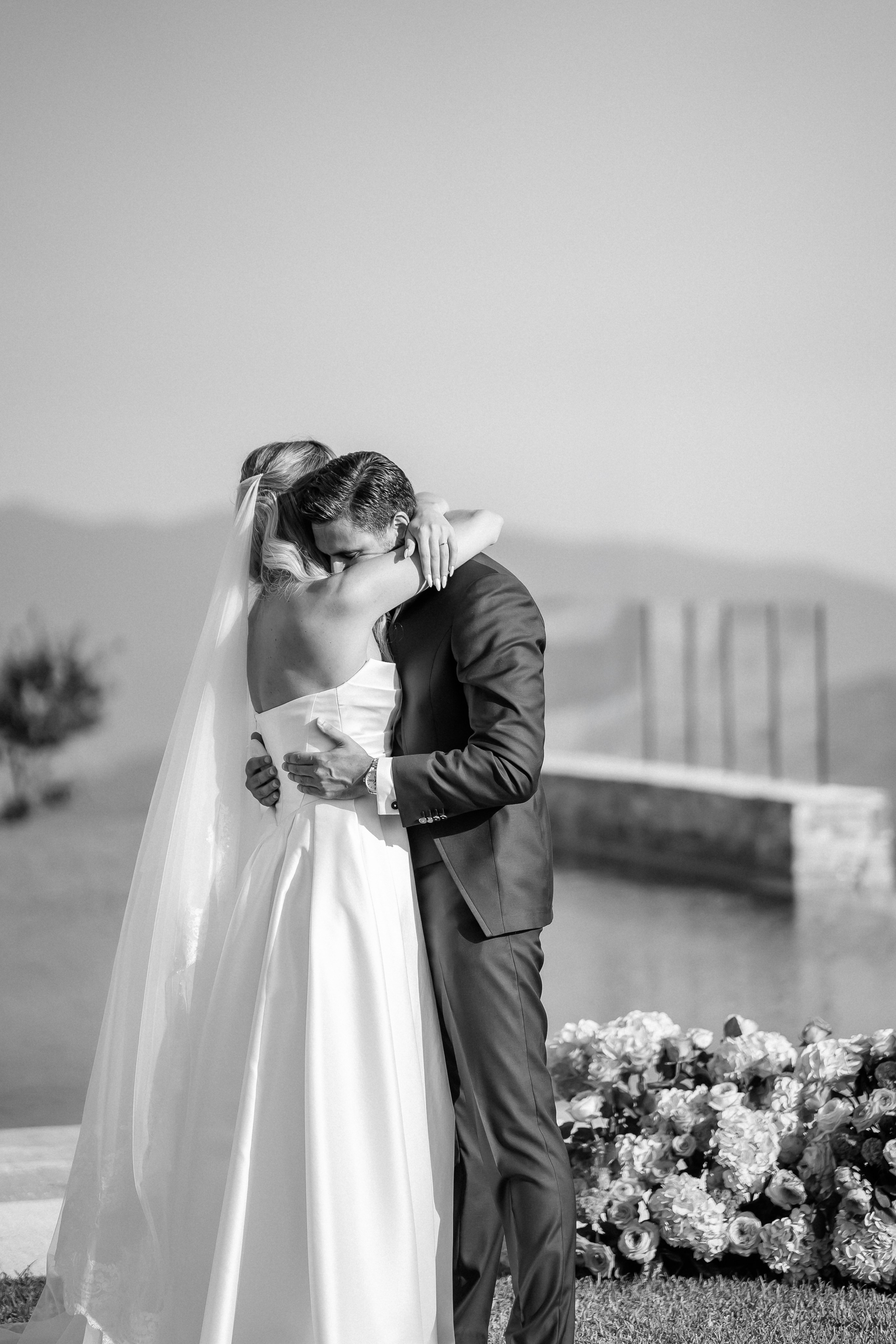 Black and white photo of the first kiss of the newlyweds